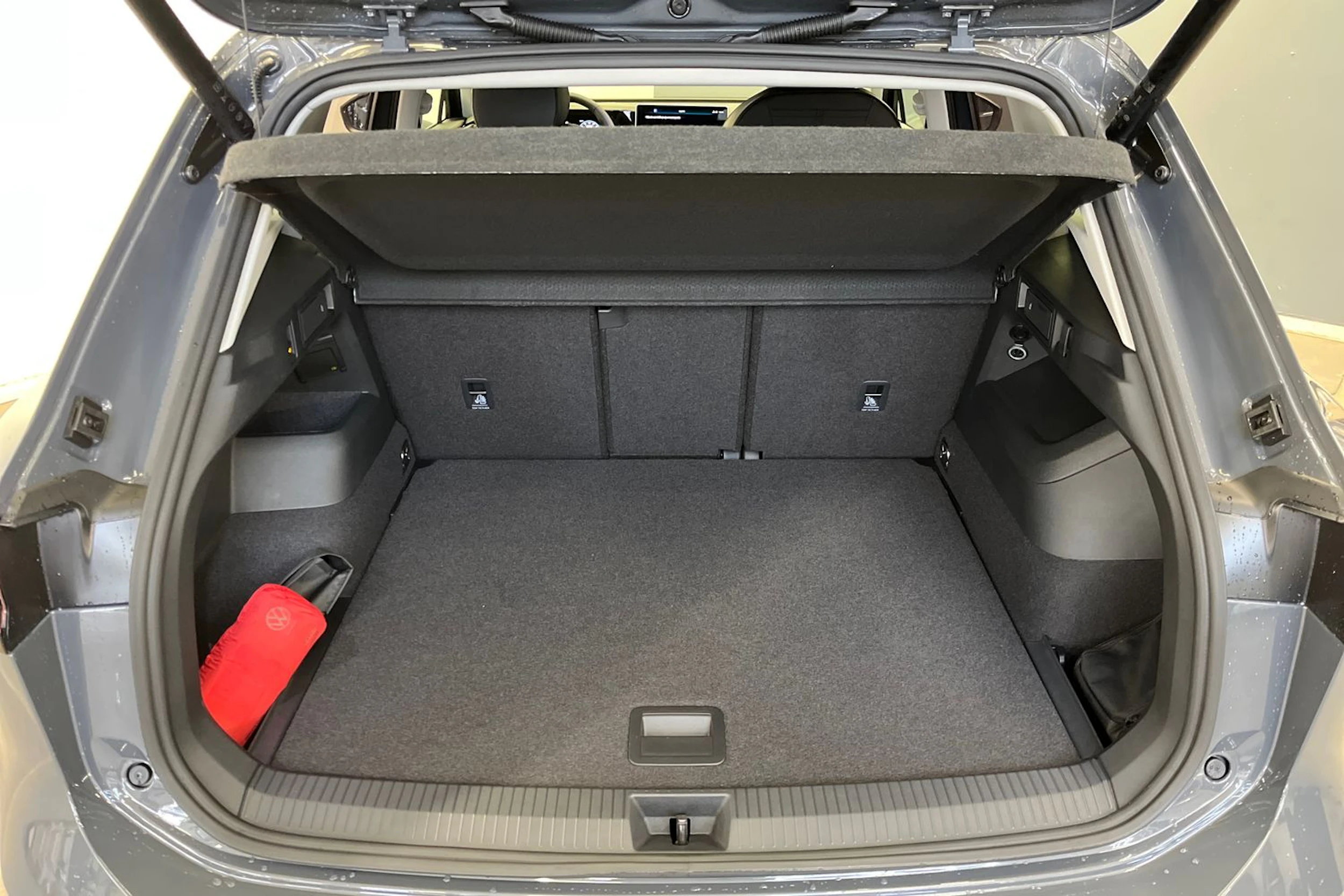 harmaa Volkswagen Tiguan 2026 kuva 11.