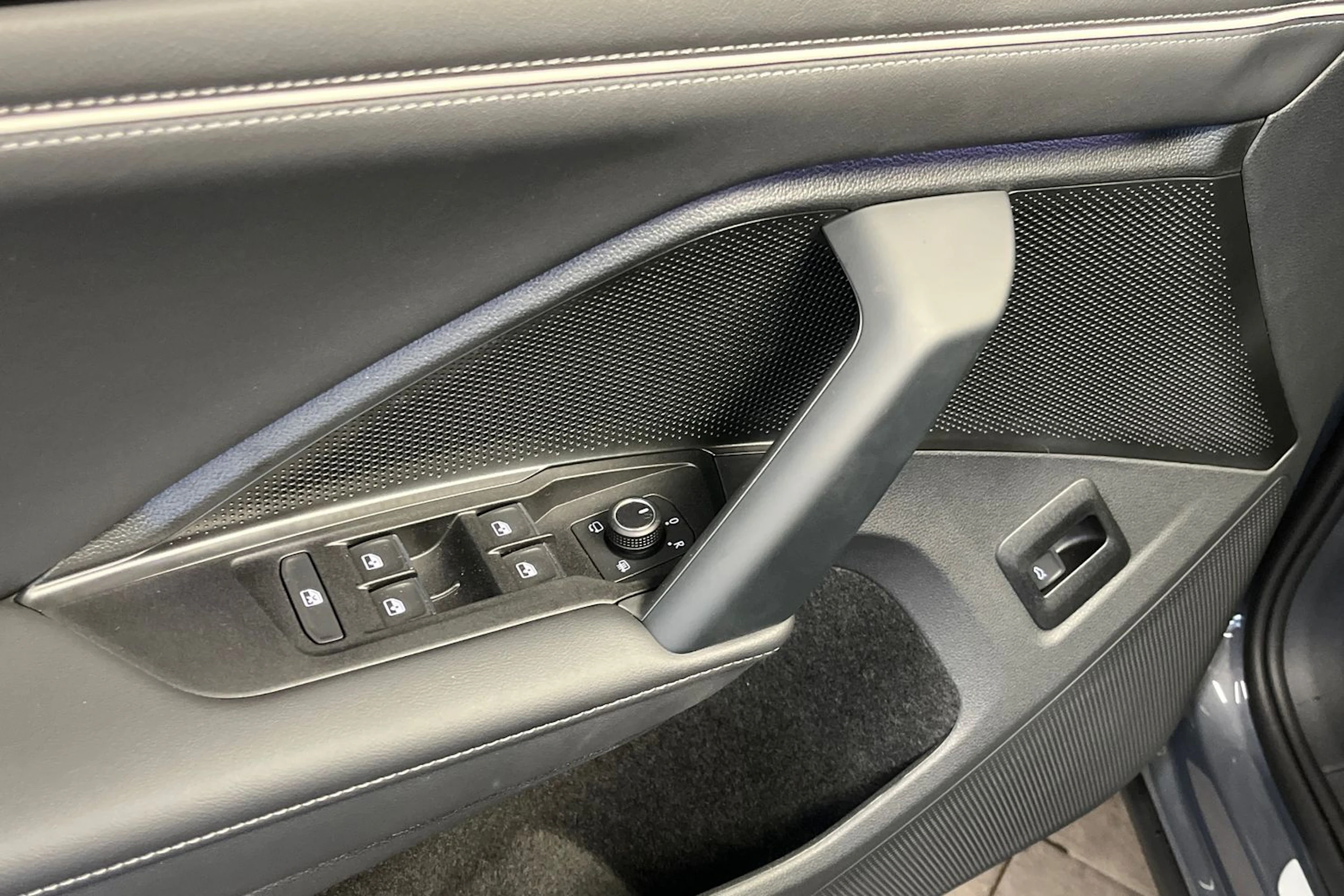 harmaa Volkswagen Tiguan 2026 kuva 12.