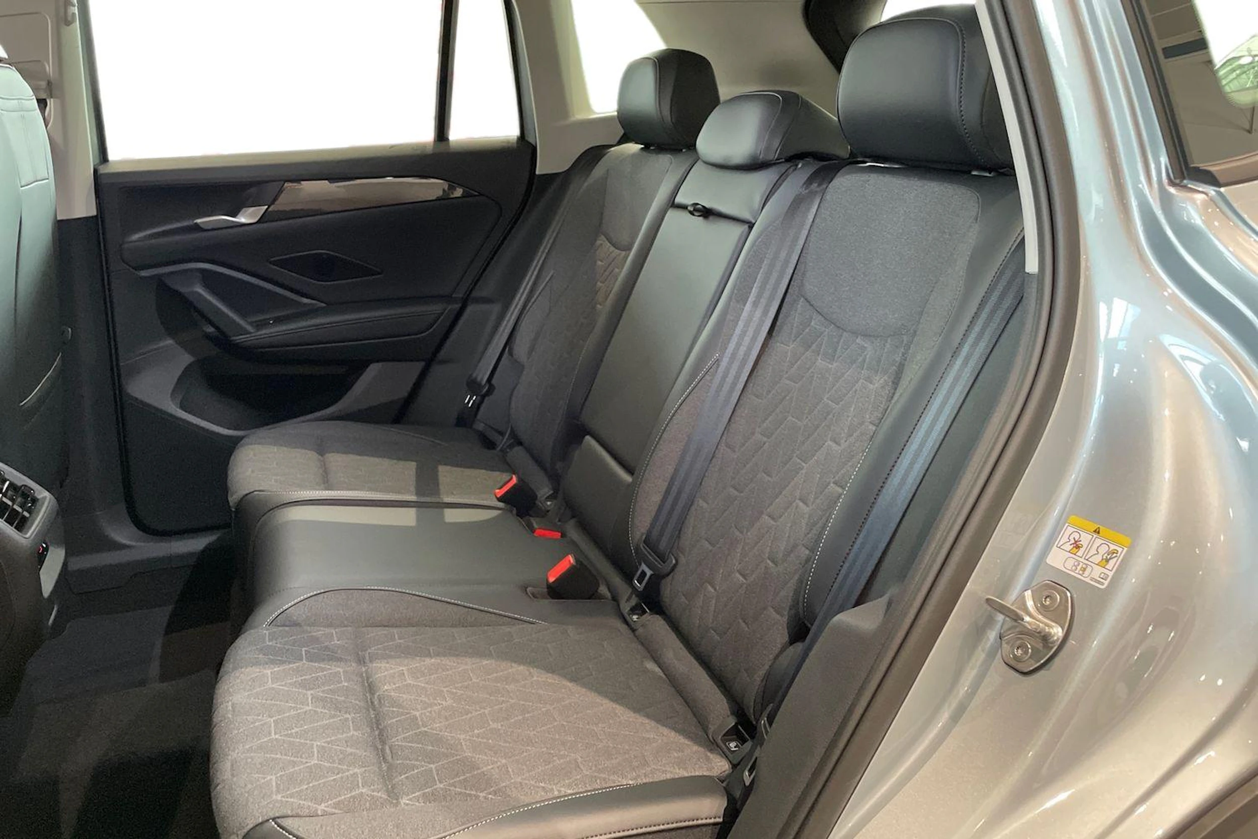 harmaa Volkswagen Tiguan 2026 kuva 8.