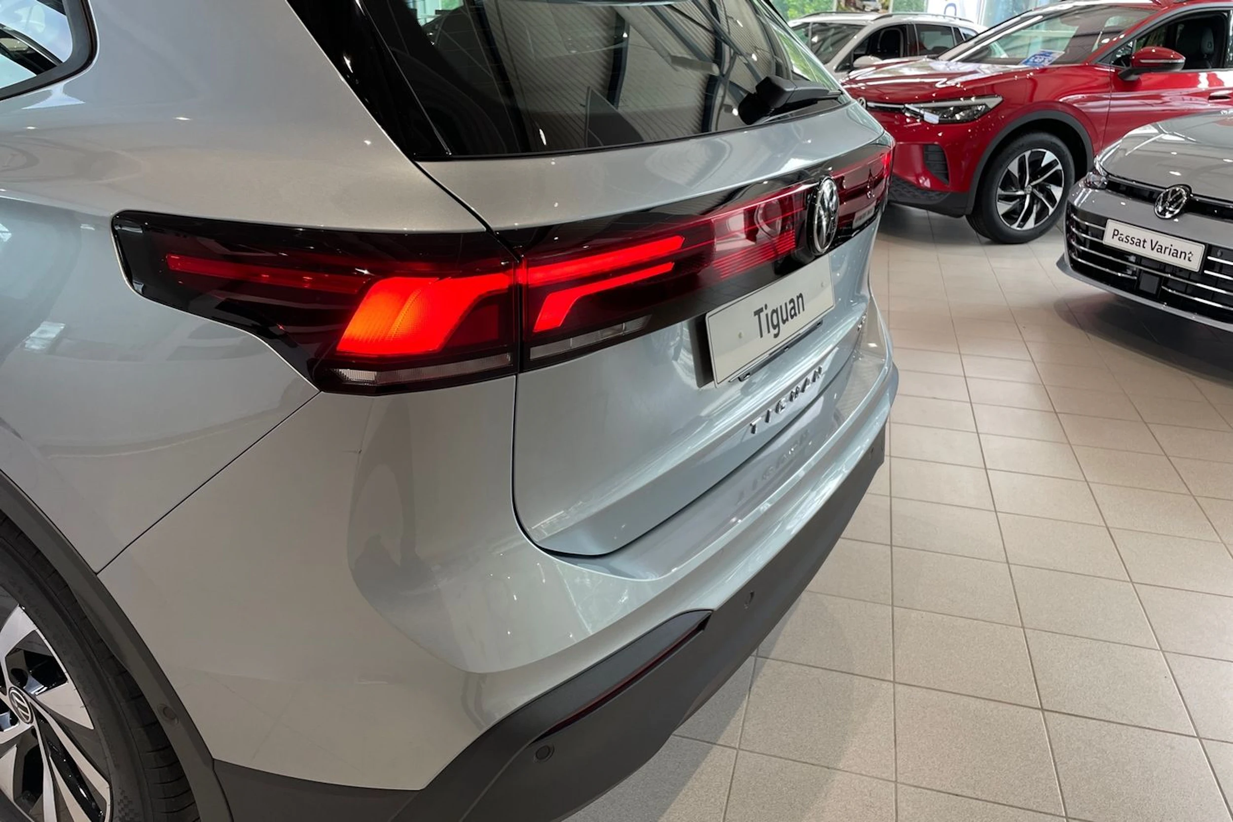 harmaa Volkswagen Tiguan 2026 kuva 11.