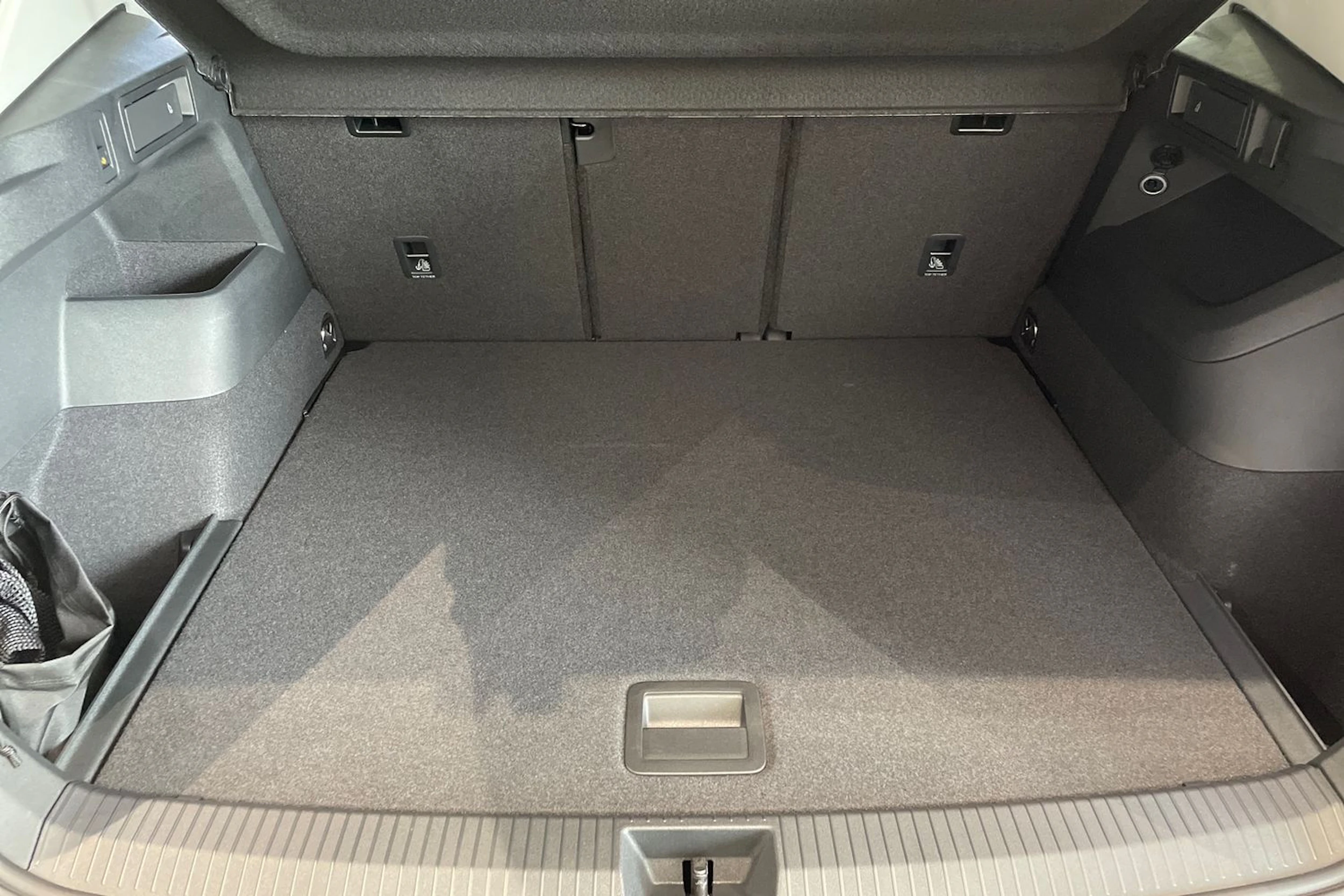 harmaa Volkswagen Tiguan 2026 kuva 12.