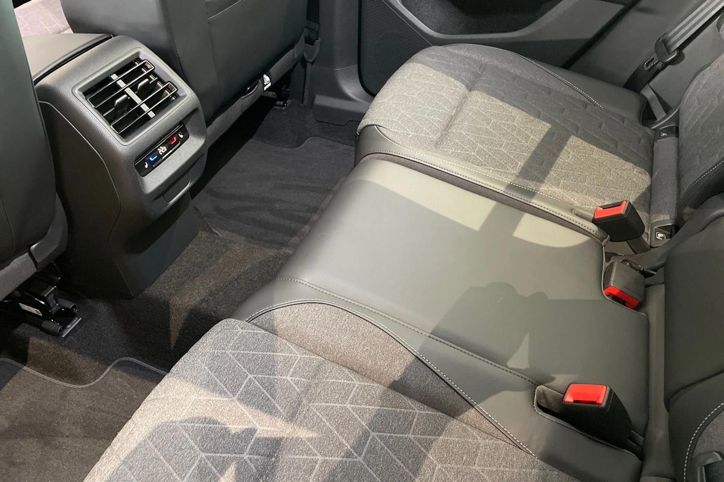 harmaa Volkswagen Tiguan 2026 kuva 14.