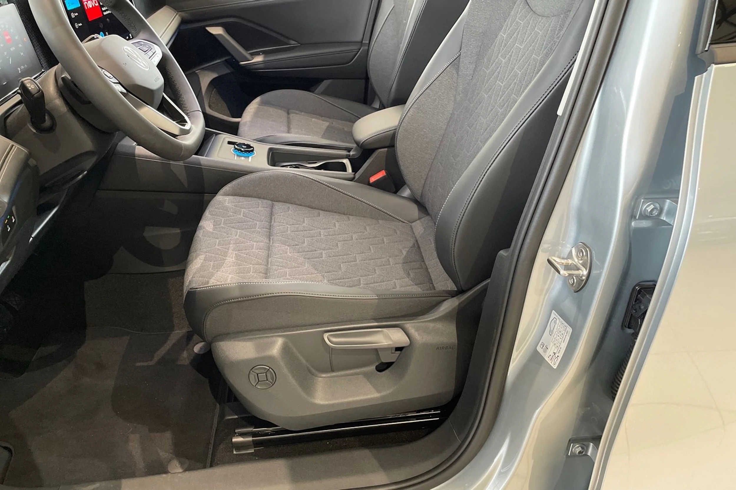 harmaa Volkswagen Tiguan 2026 kuva 17.