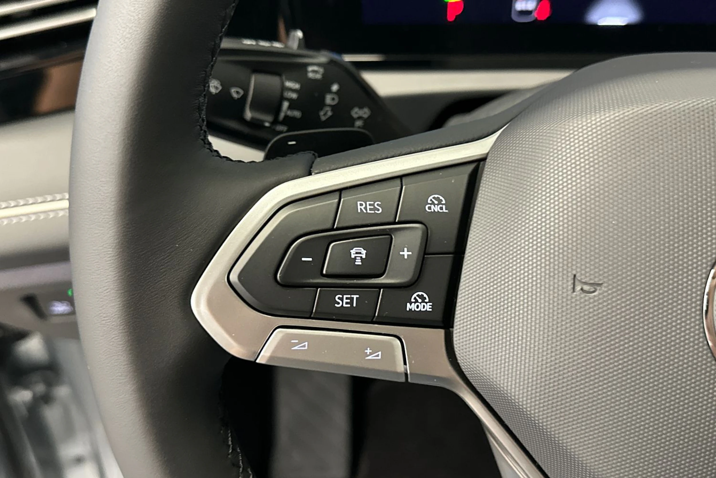 harmaa Volkswagen Tiguan 2026 kuva 16.