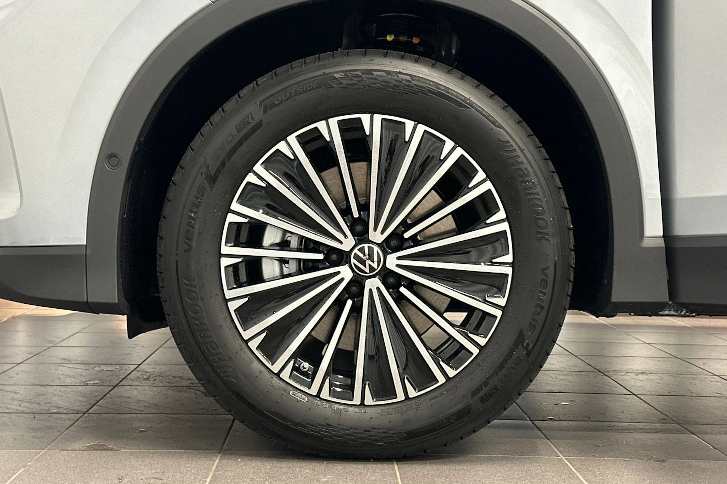 harmaa Volkswagen Tiguan 2026 kuva 24.