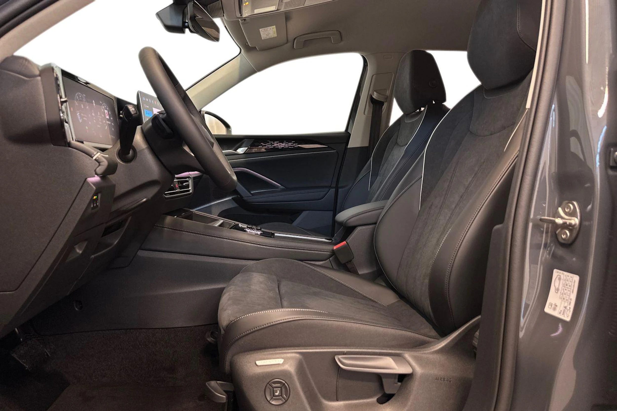 harmaa Volkswagen Tiguan 2026 kuva 7.