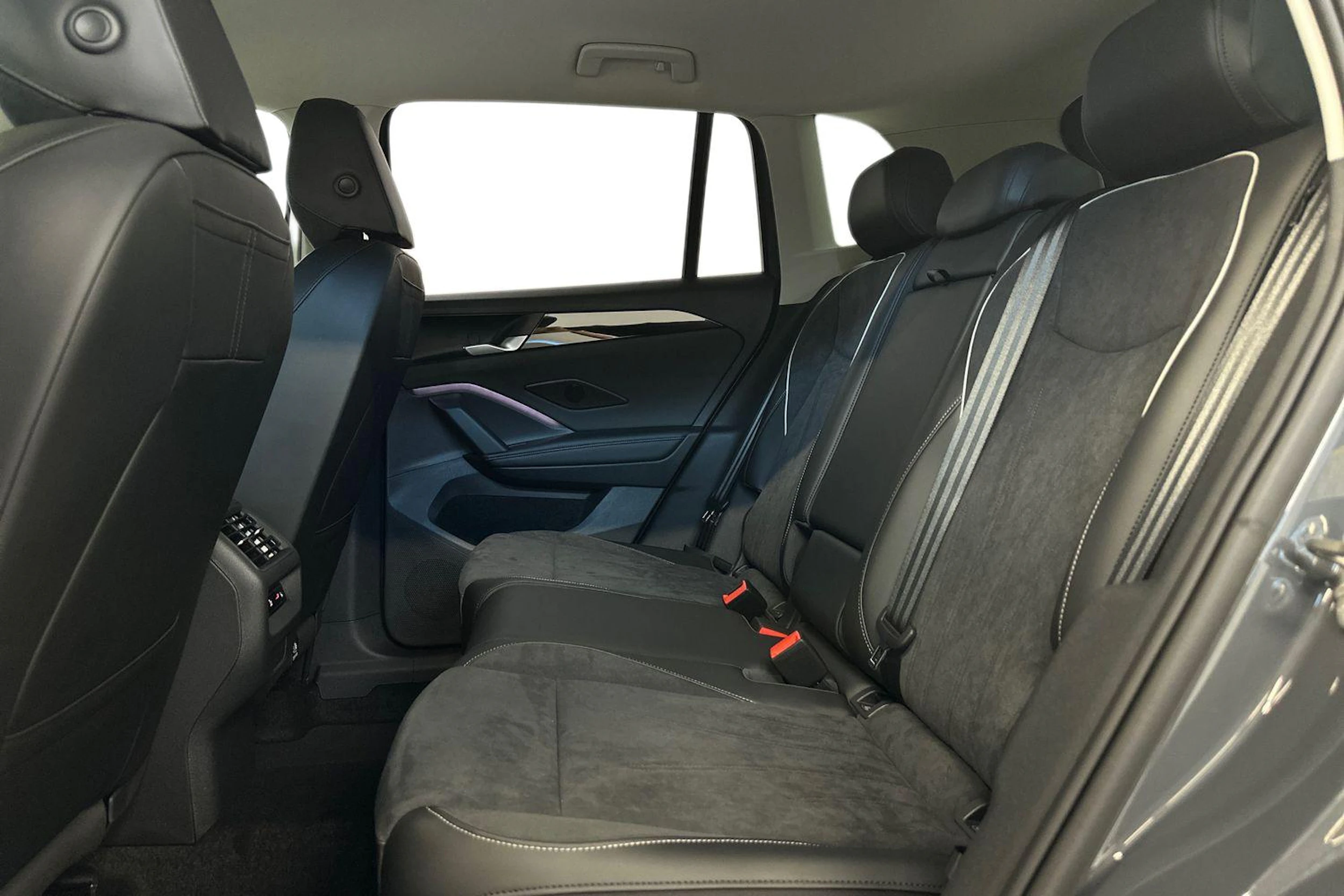 harmaa Volkswagen Tiguan 2026 kuva 8.