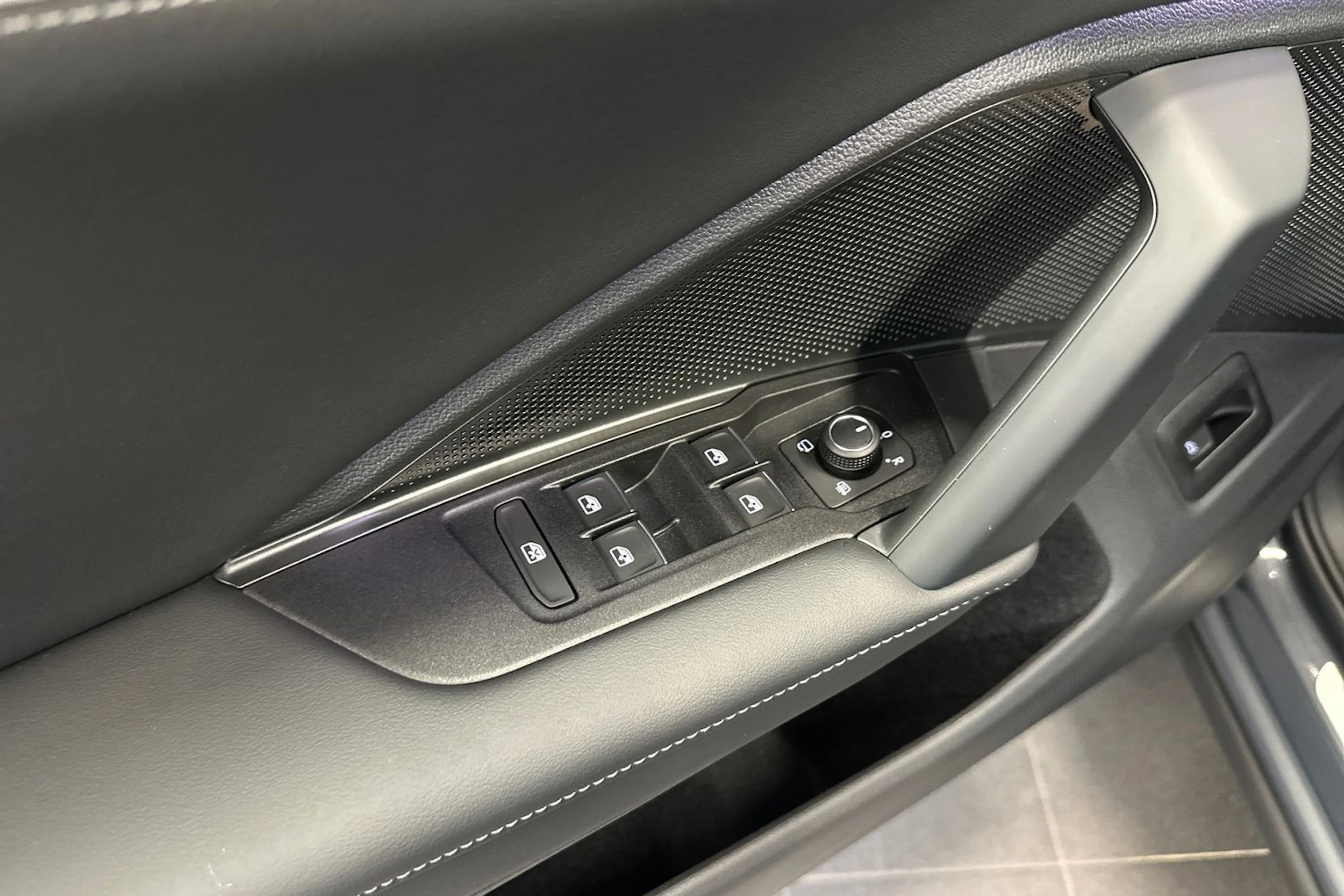 harmaa Volkswagen Tiguan 2026 kuva 13.
