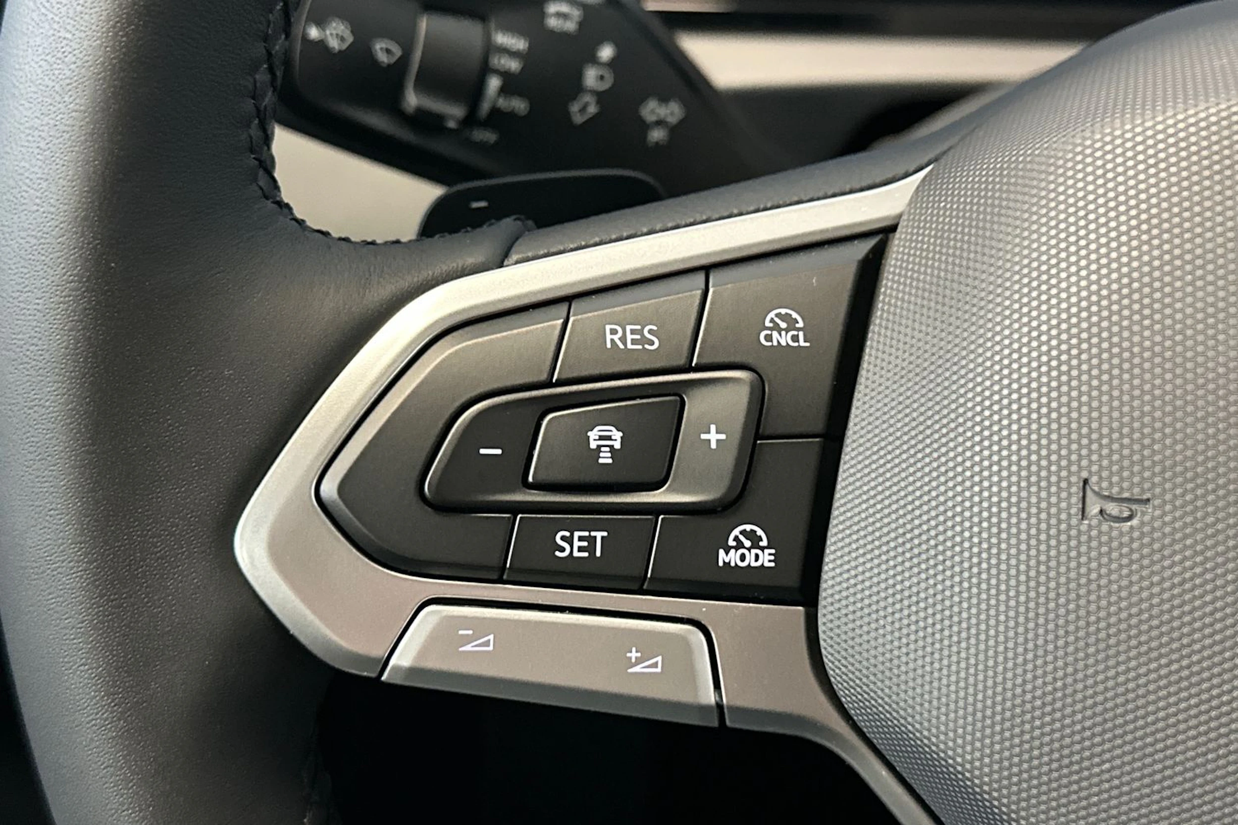 harmaa Volkswagen Tiguan 2026 kuva 16.