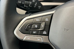 harmaa Volkswagen Tiguan 2026 kuva 16.