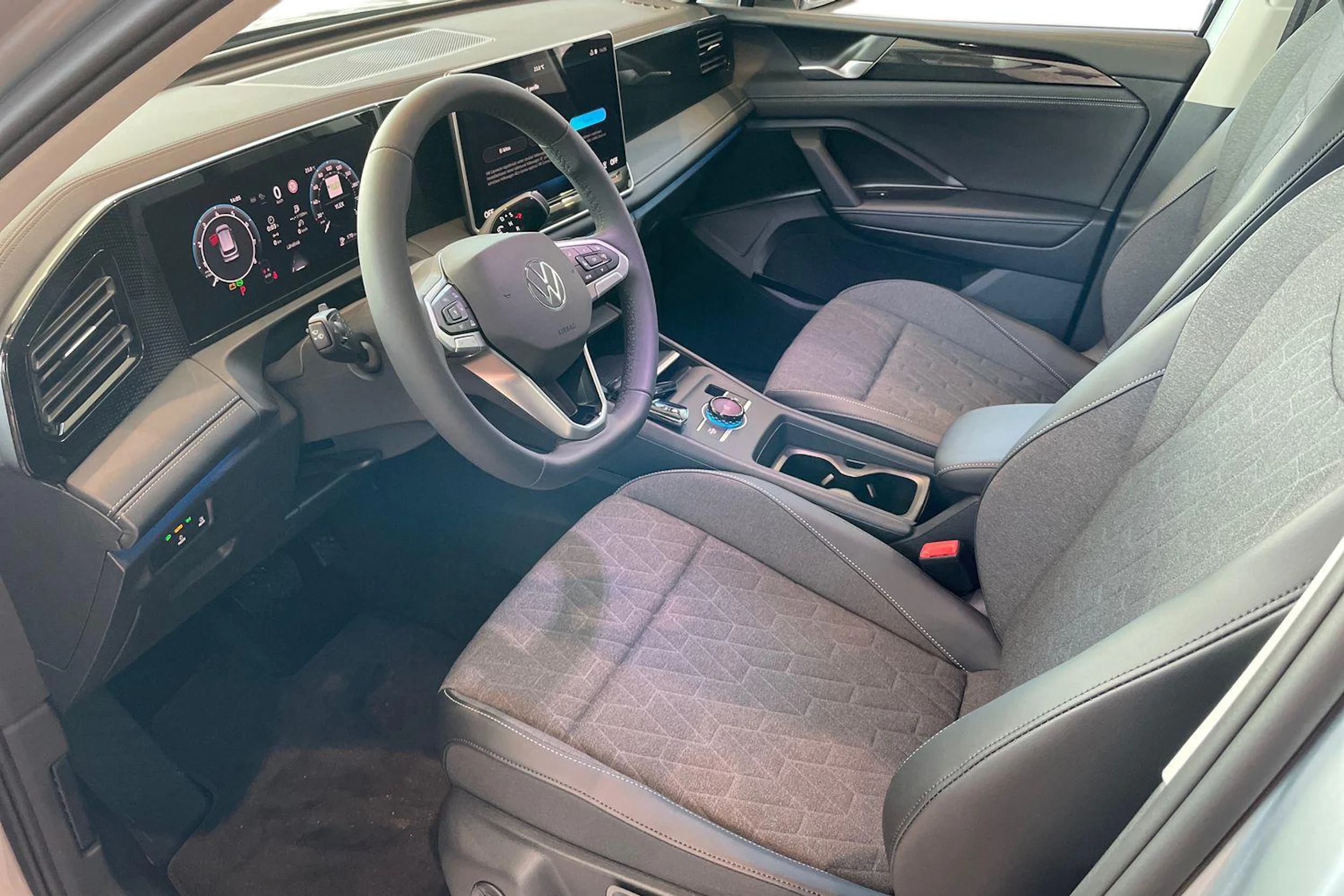 harmaa Volkswagen Tiguan 2026 kuva 6.