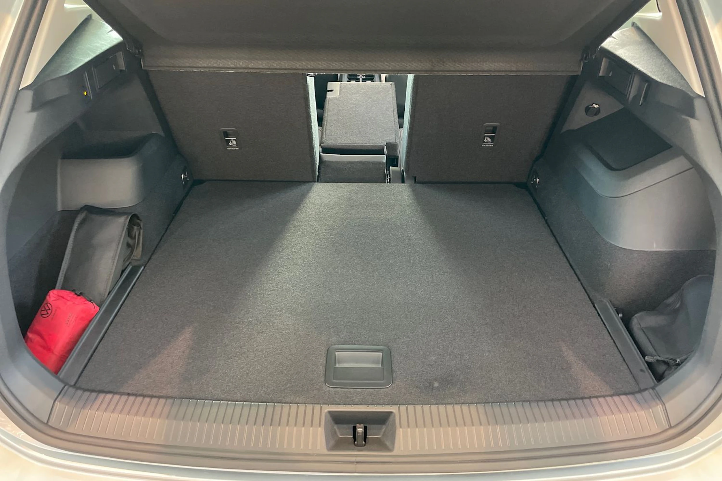 harmaa Volkswagen Tiguan 2026 kuva 16.