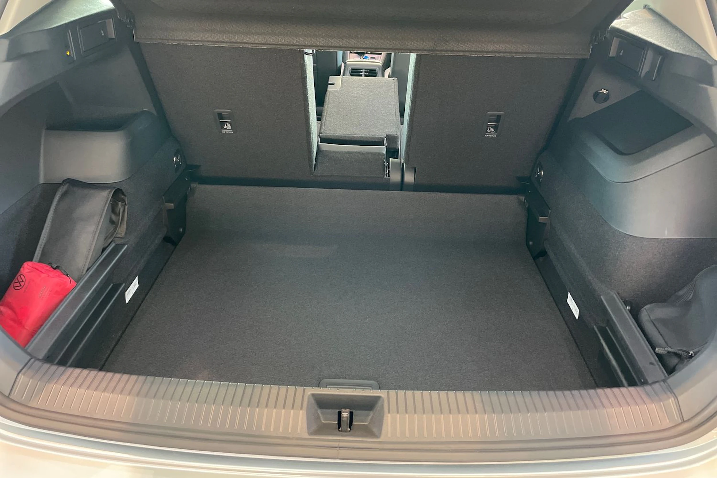 harmaa Volkswagen Tiguan 2026 kuva 17.