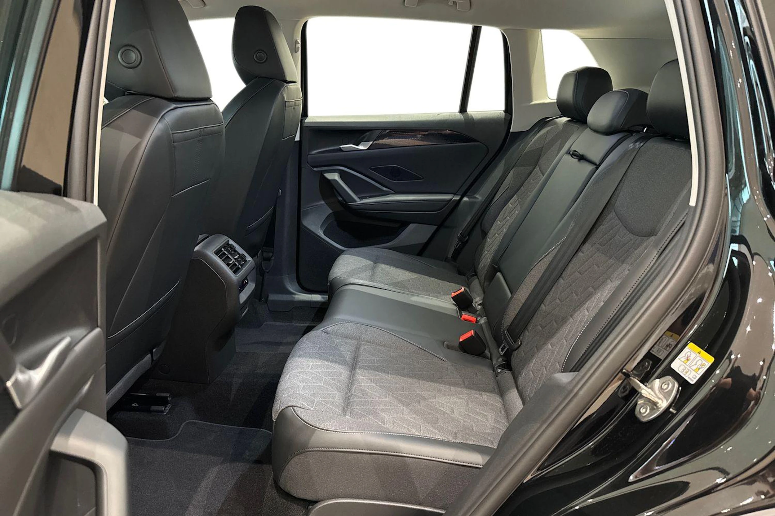 met. musta Volkswagen Tiguan 2026 kuva 8.