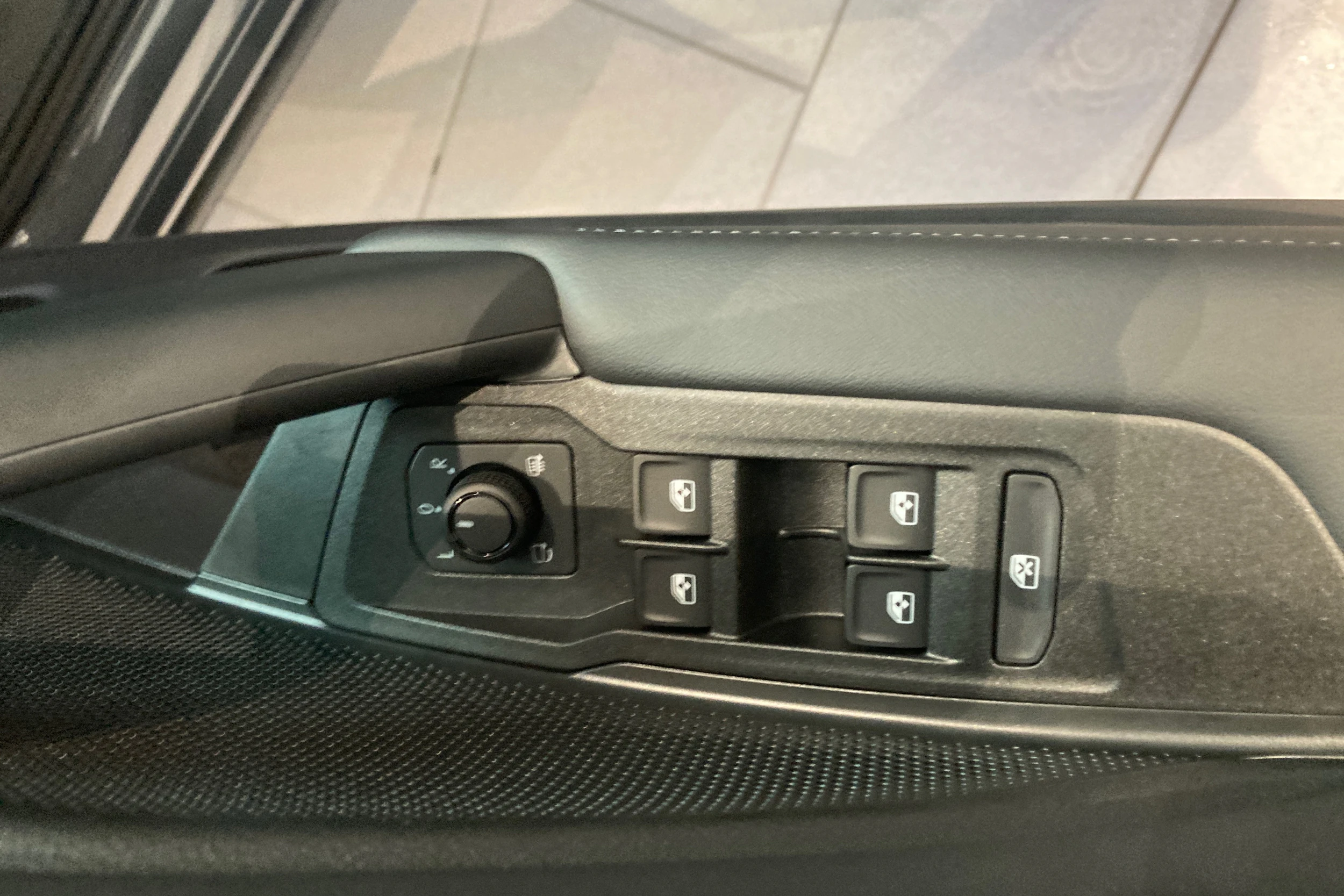 harmaa Volkswagen Tiguan 2026 kuva 11.