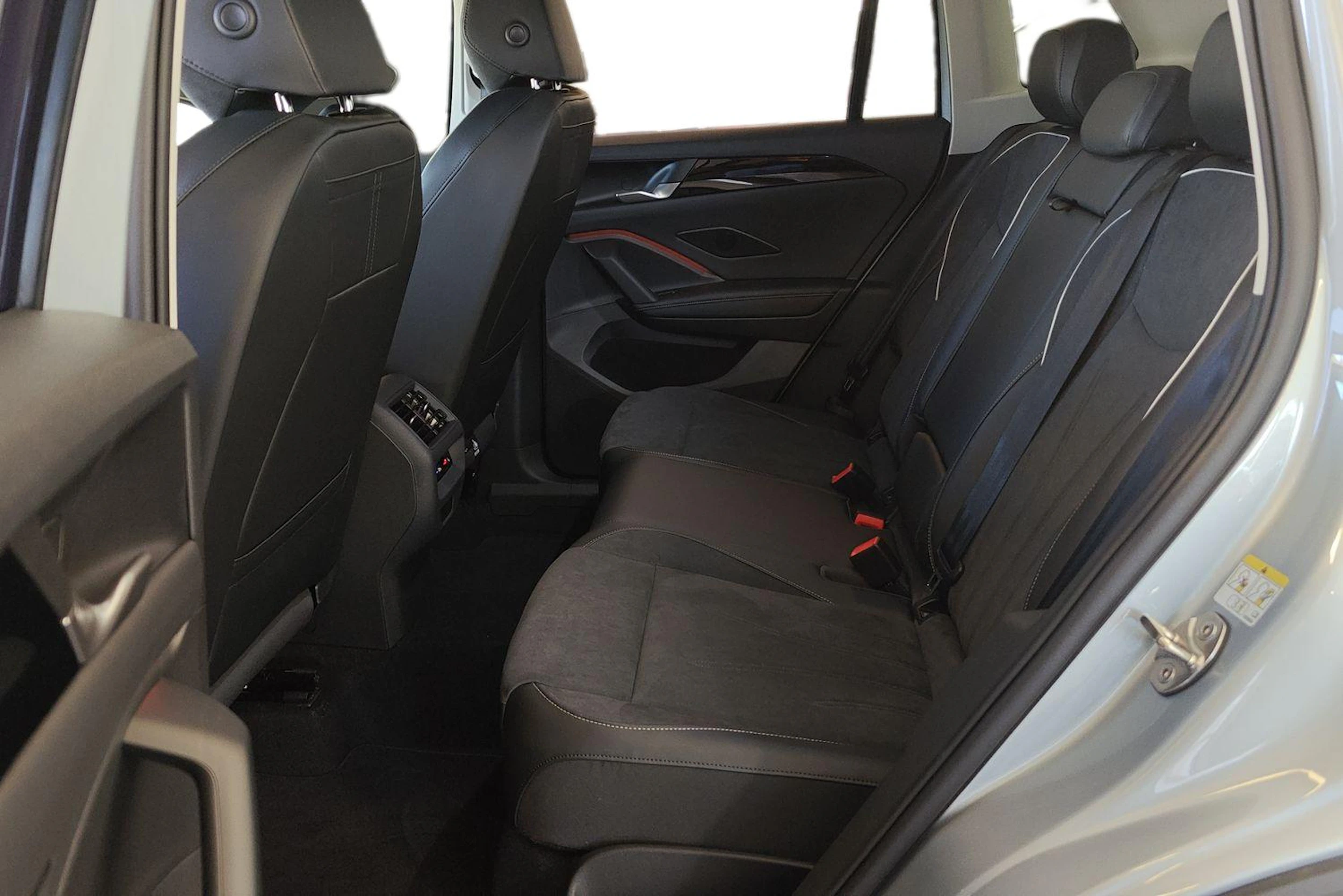 harmaa Volkswagen Tiguan 2026 kuva 8.