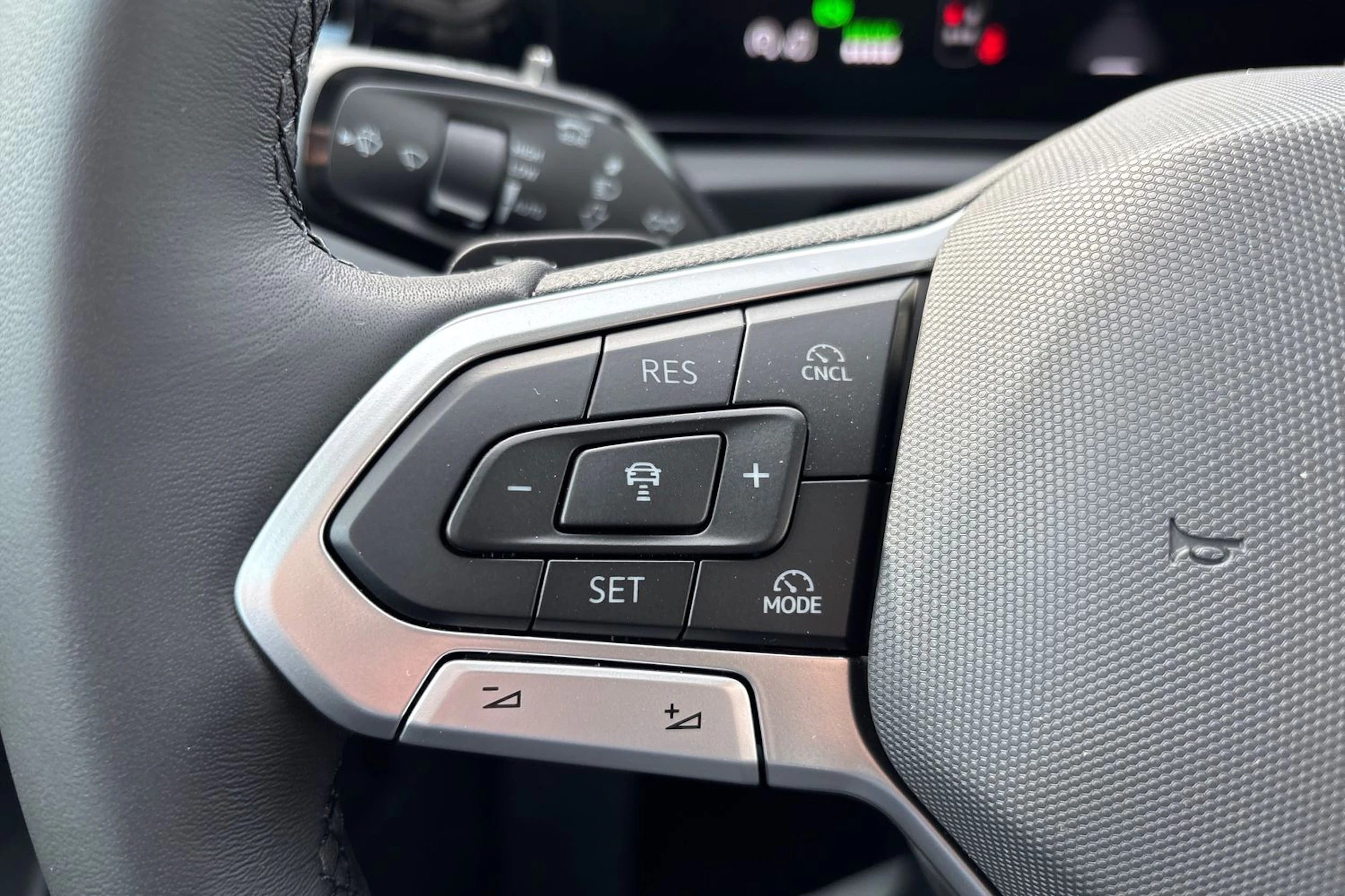 harmaa Volkswagen Tiguan 2026 kuva 11.