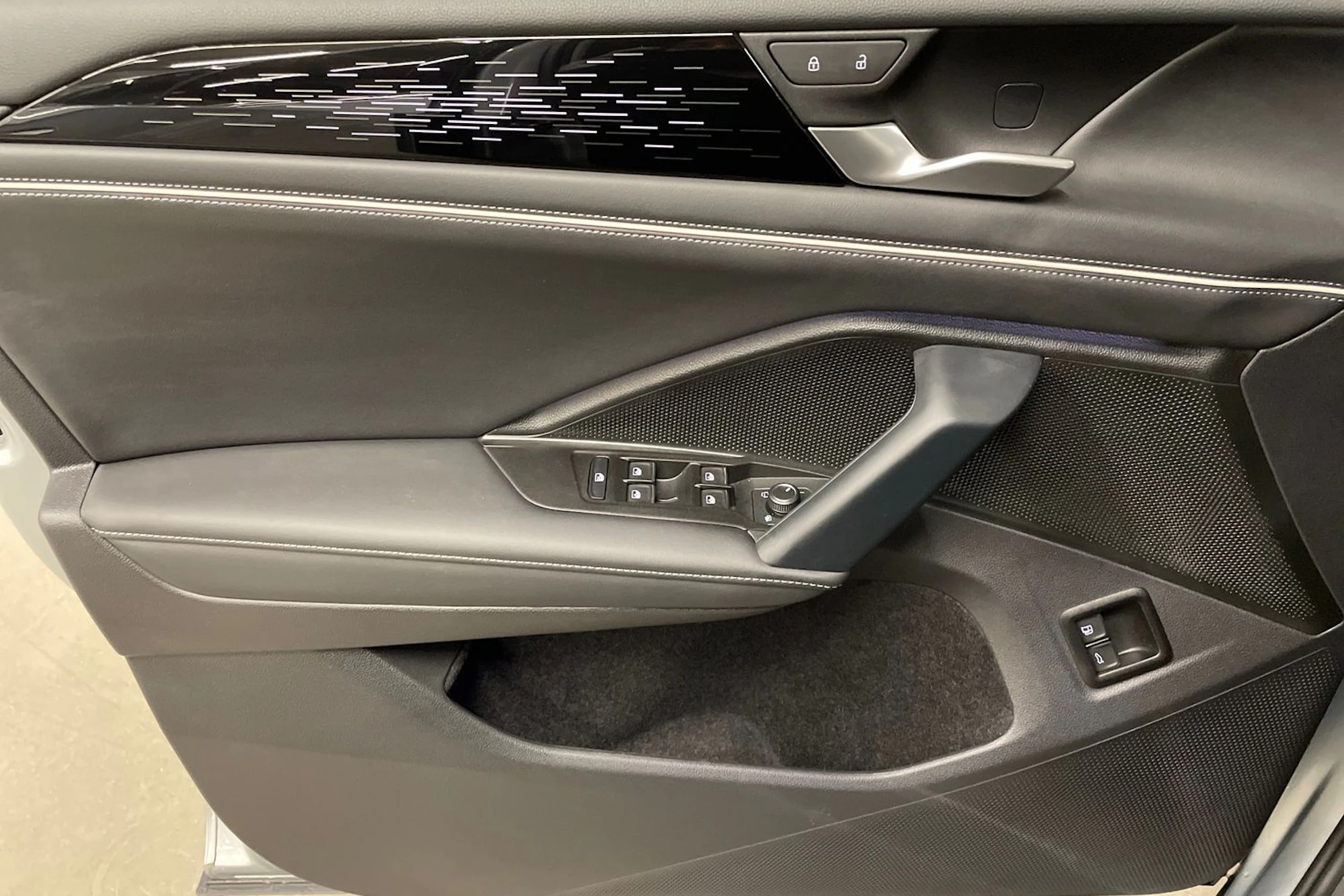 harmaa Volkswagen Tiguan 2026 kuva 15.
