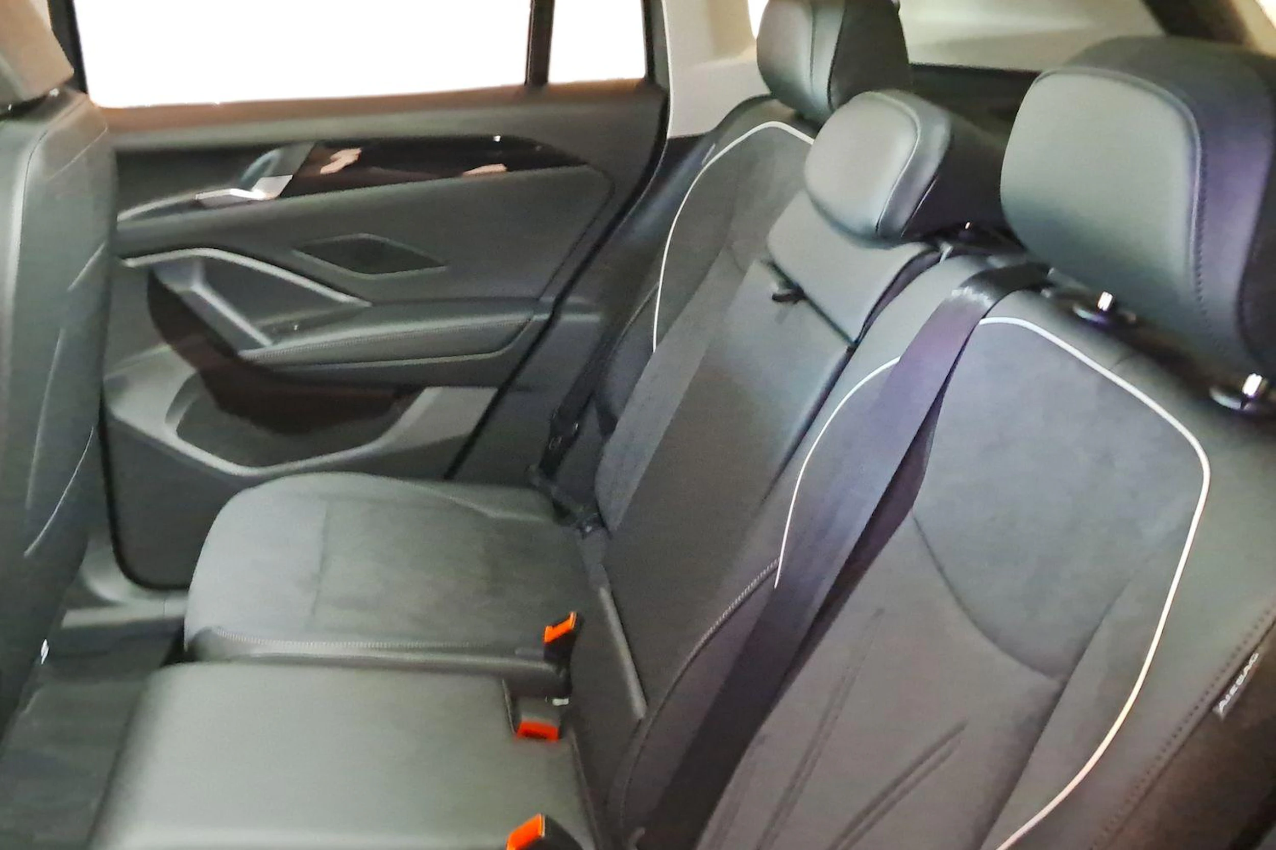 harmaa Volkswagen Tiguan 2026 kuva 8.