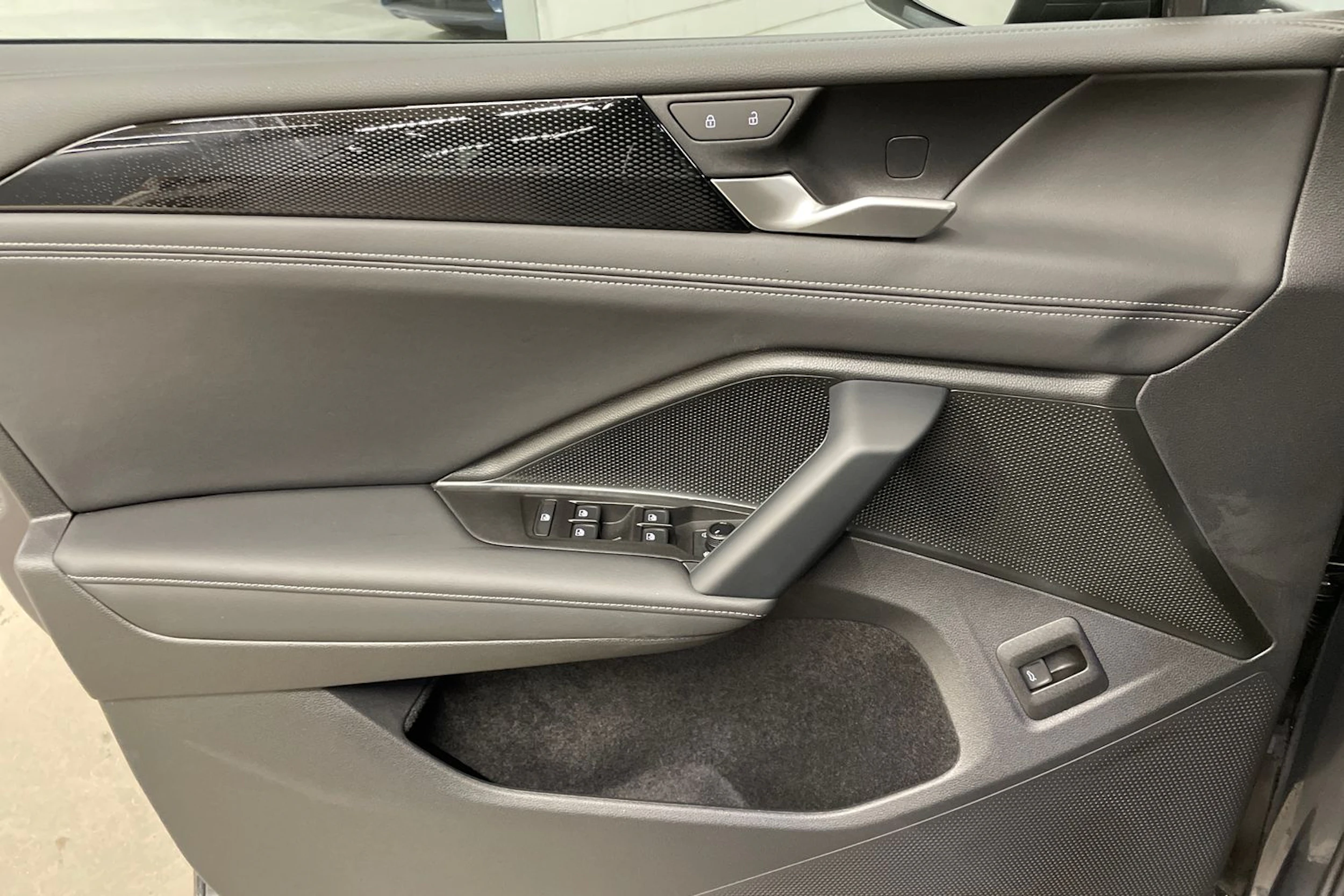 harmaa Volkswagen Tiguan 2026 kuva 15.