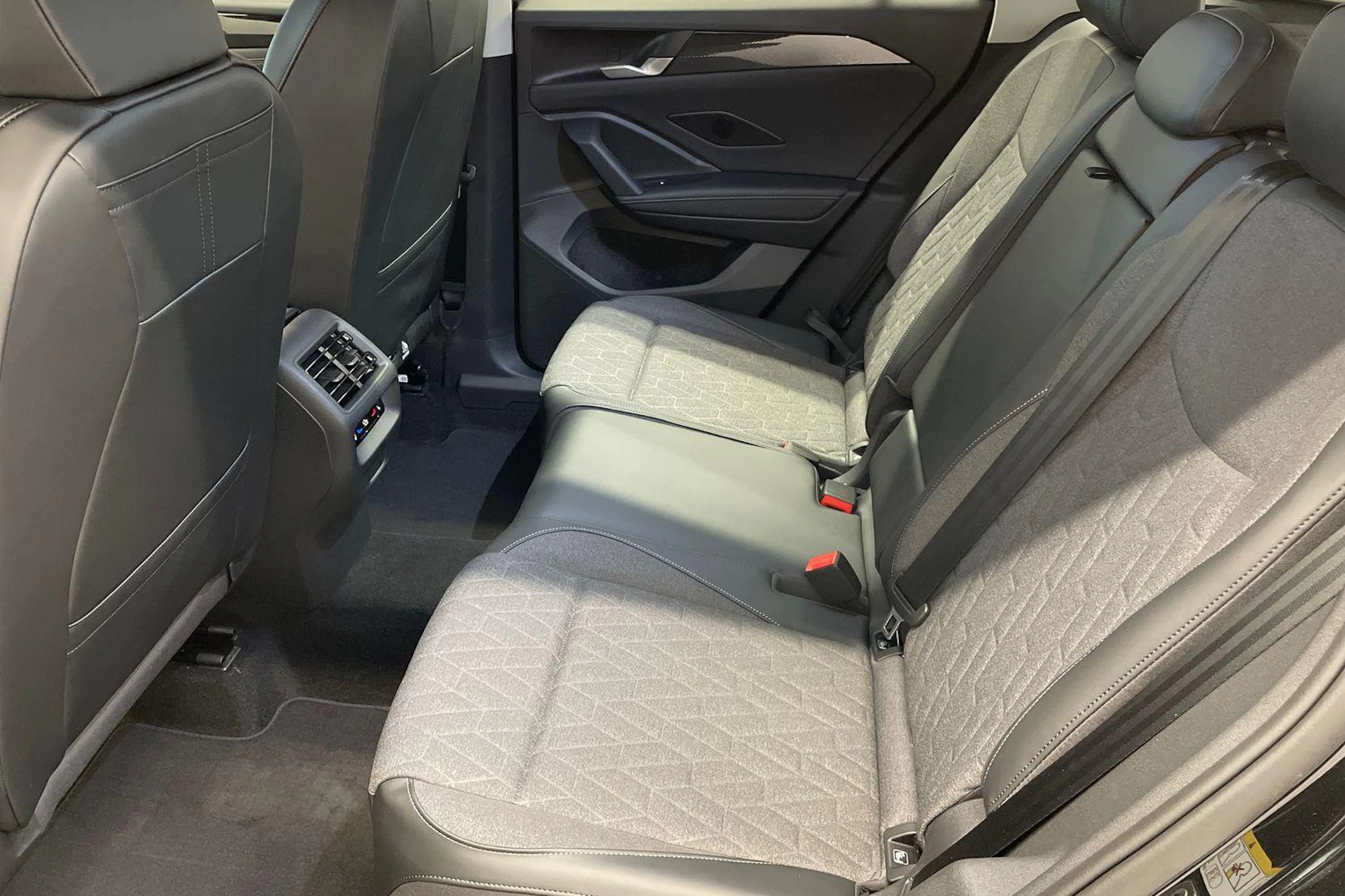 musta Volkswagen Tiguan 2026 kuva 8.