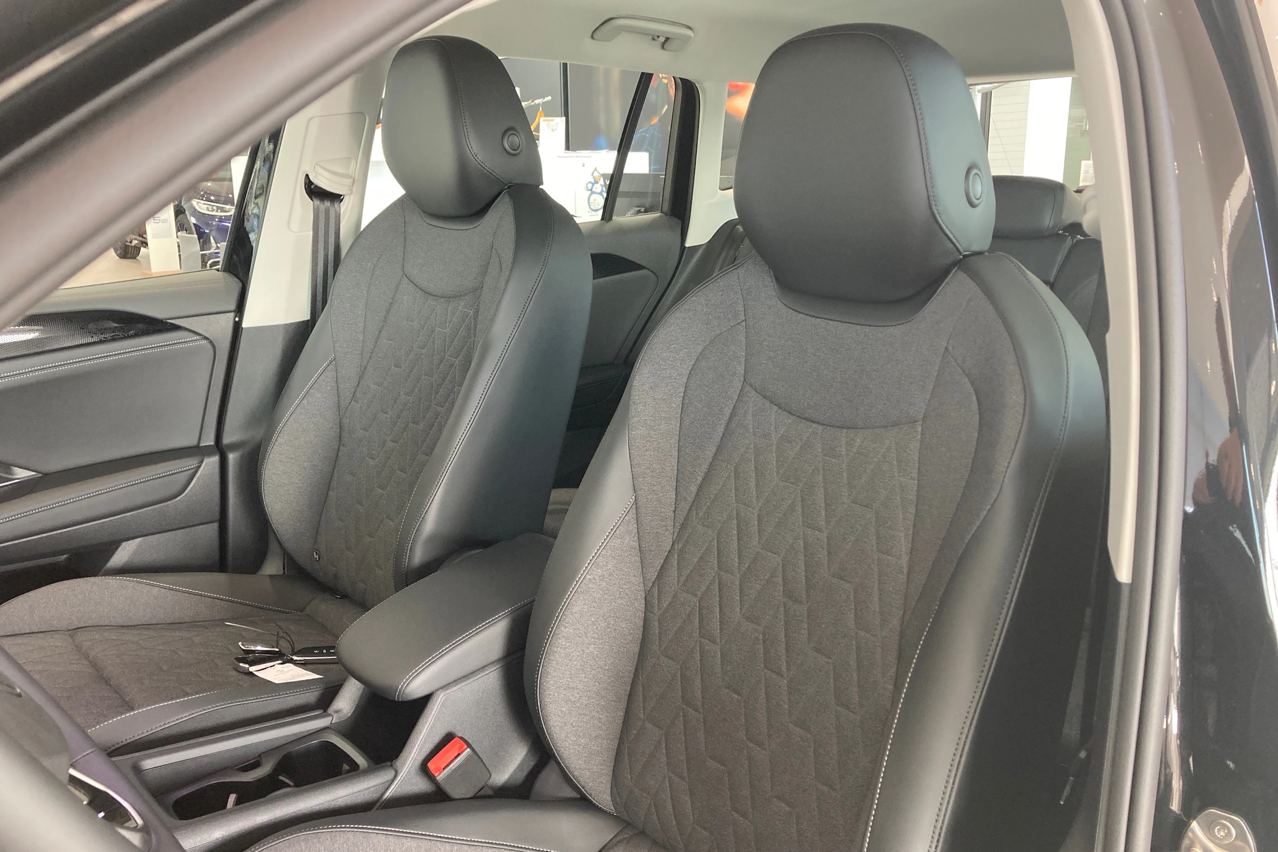 musta Volkswagen Tiguan 2026 kuva 11.