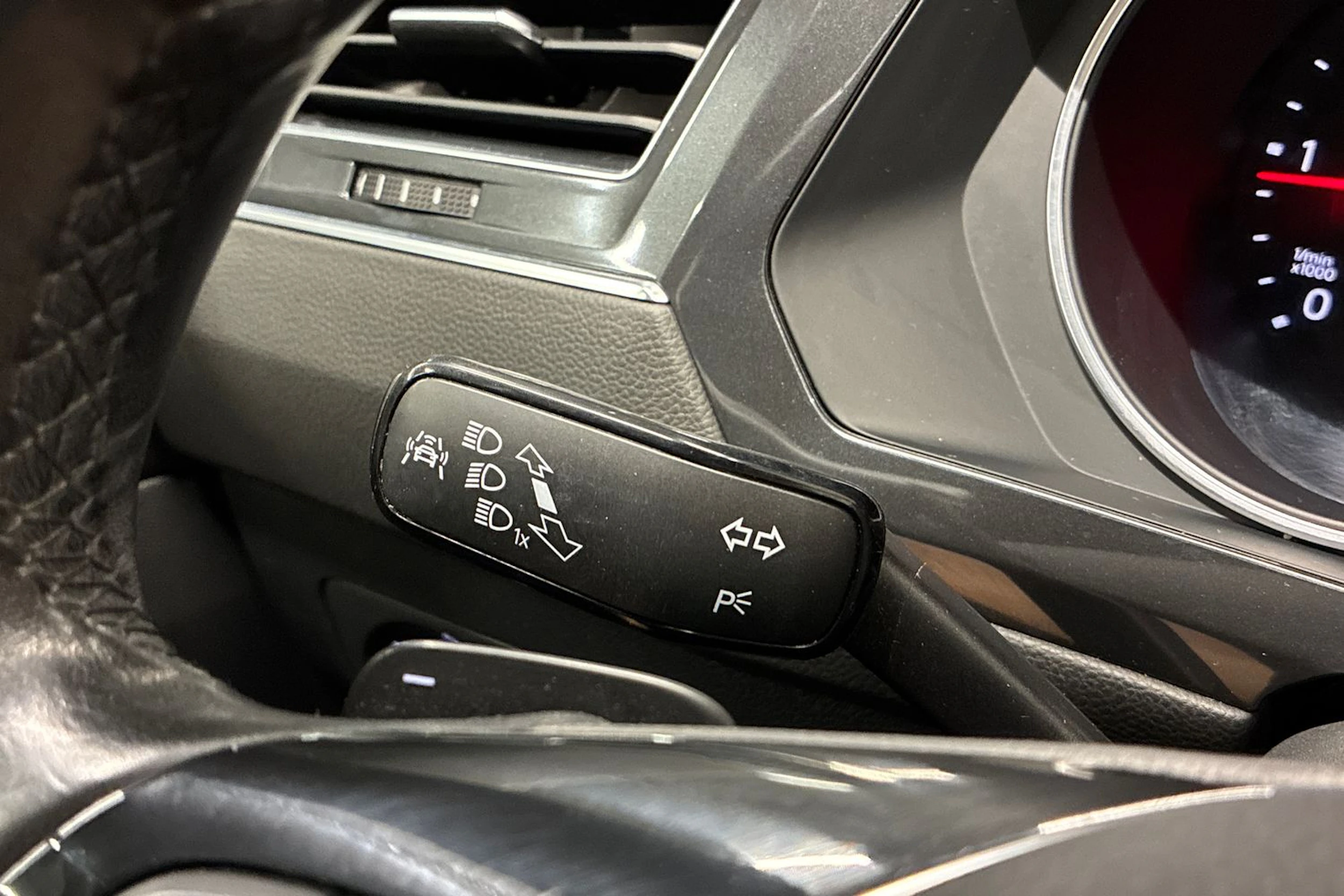 Musta Volkswagen Tiguan Allspace 2018 kuva 15.