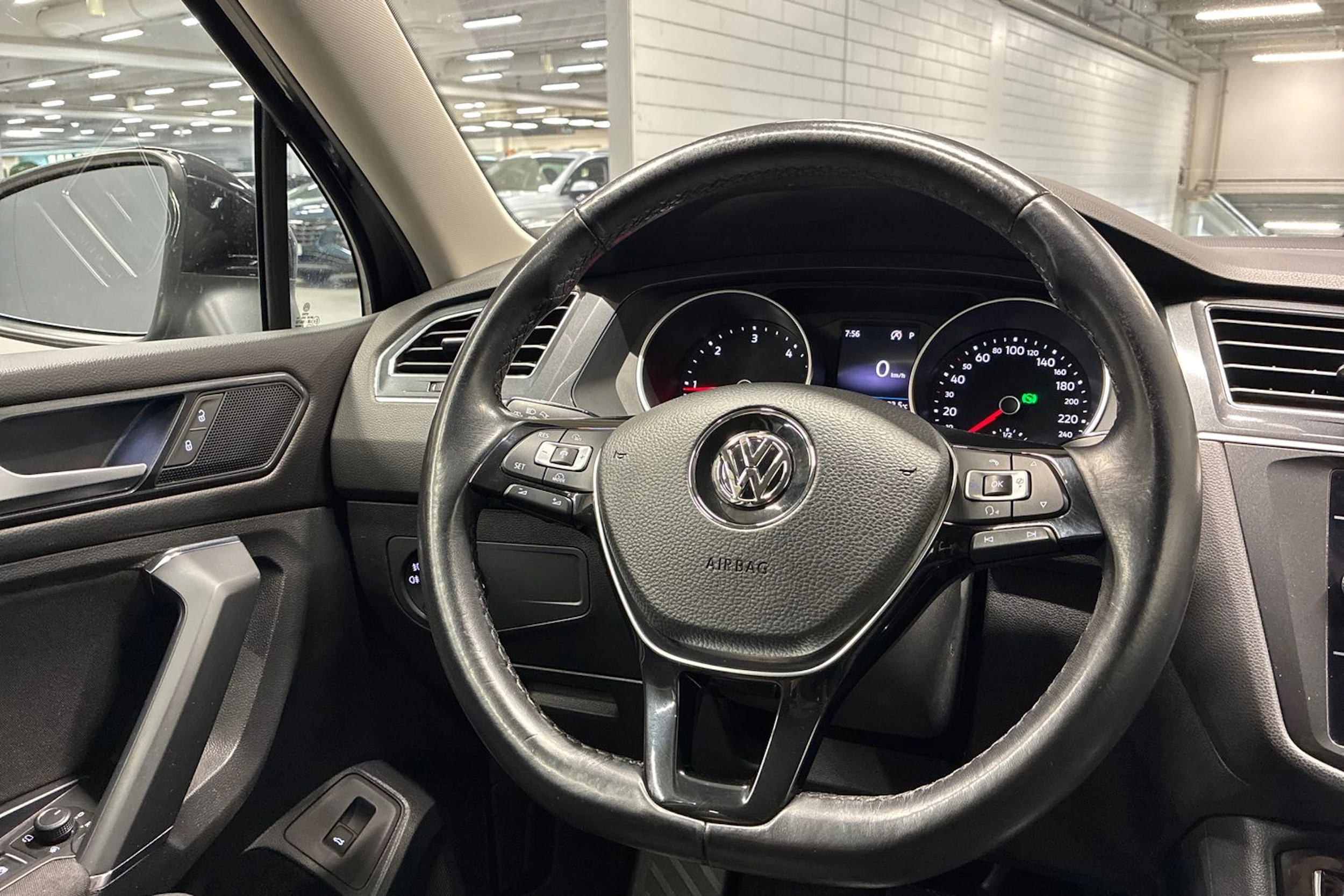 Musta Volkswagen Tiguan Allspace 2018 kuva 24.