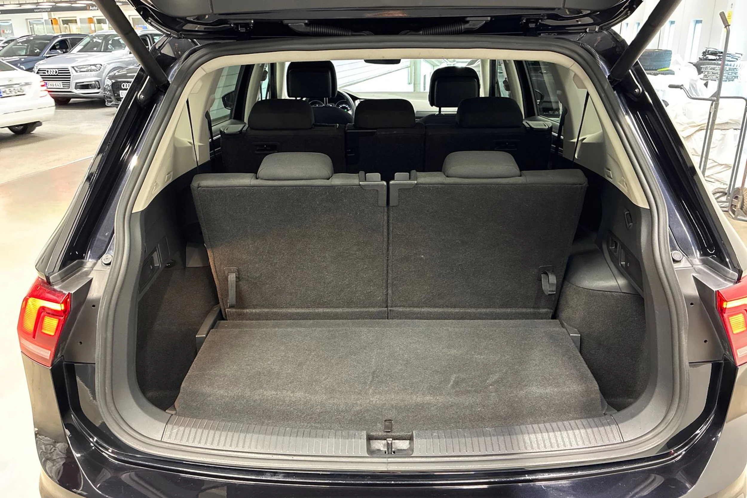 Musta Volkswagen Tiguan Allspace 2018 kuva 25.