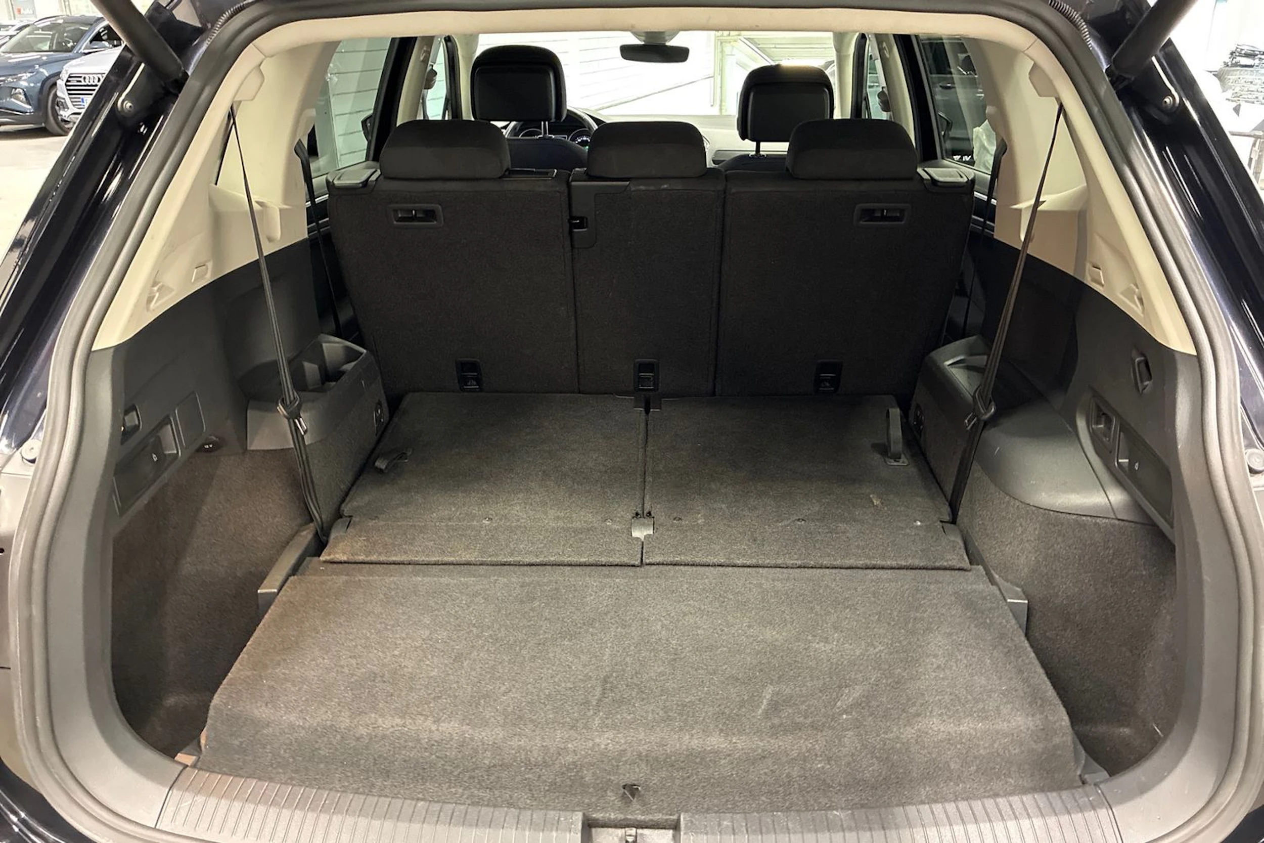 Musta Volkswagen Tiguan Allspace 2018 kuva 26.