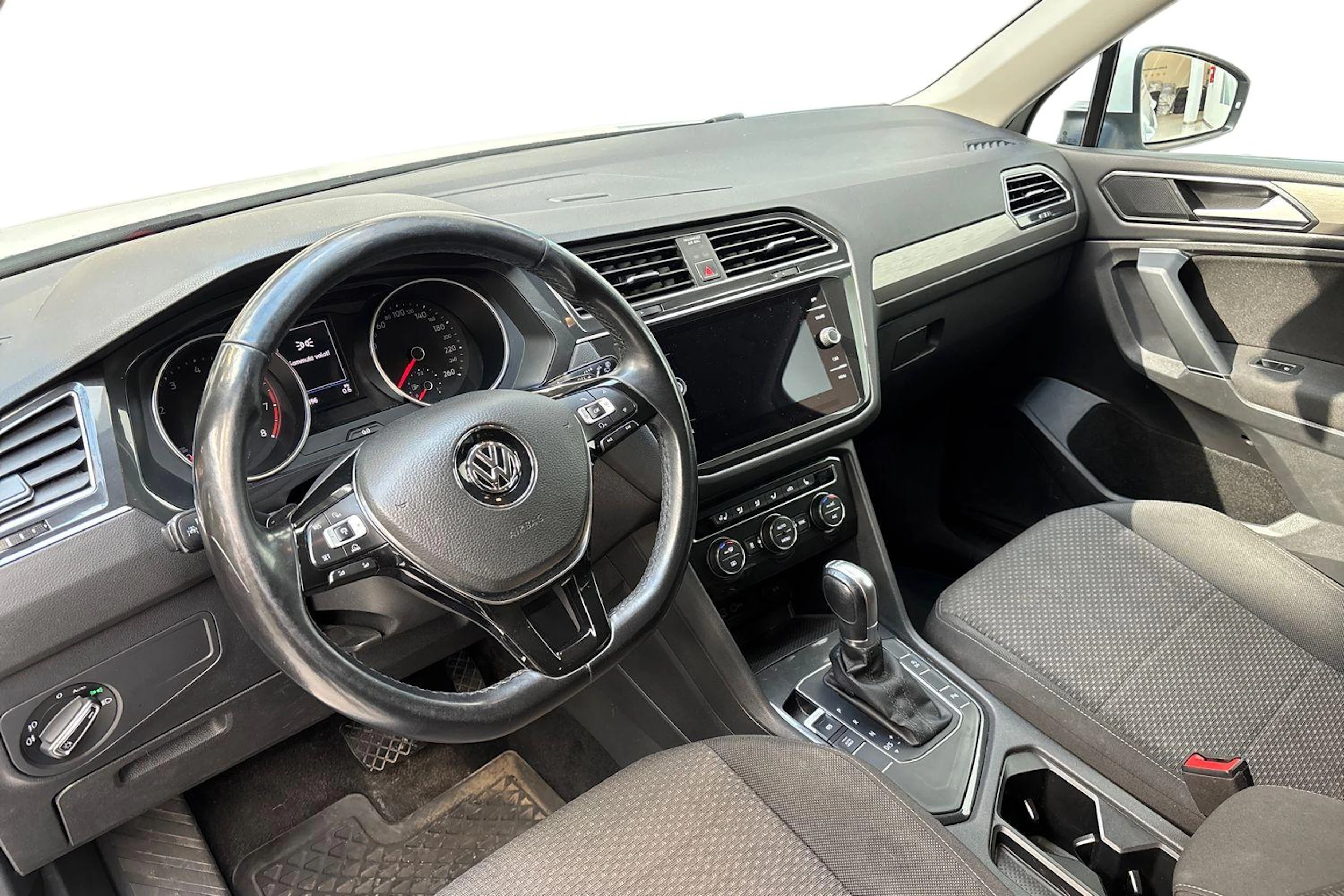 valkoinen Volkswagen Tiguan Allspace 2018 kuva 8.