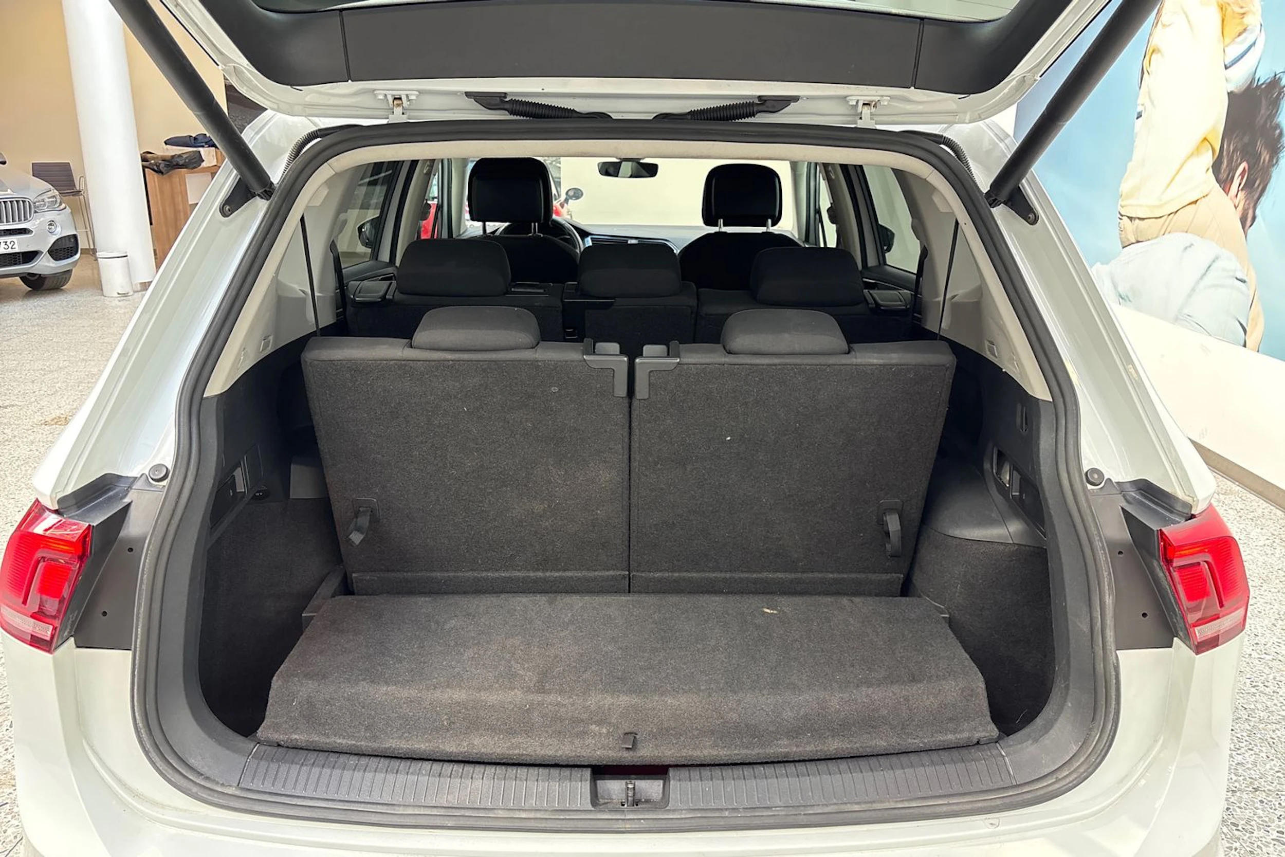 valkoinen Volkswagen Tiguan Allspace 2018 kuva 16.