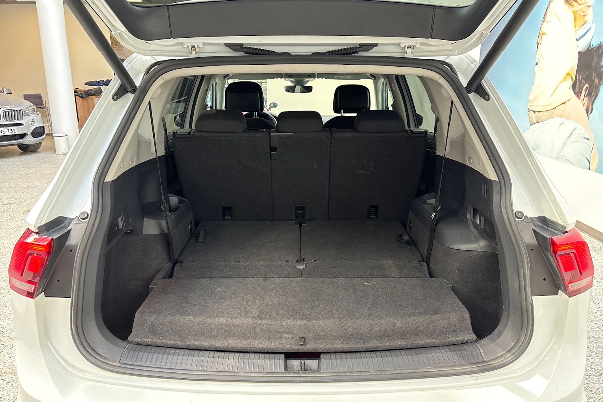 valkoinen Volkswagen Tiguan Allspace 2018 kuva 17.
