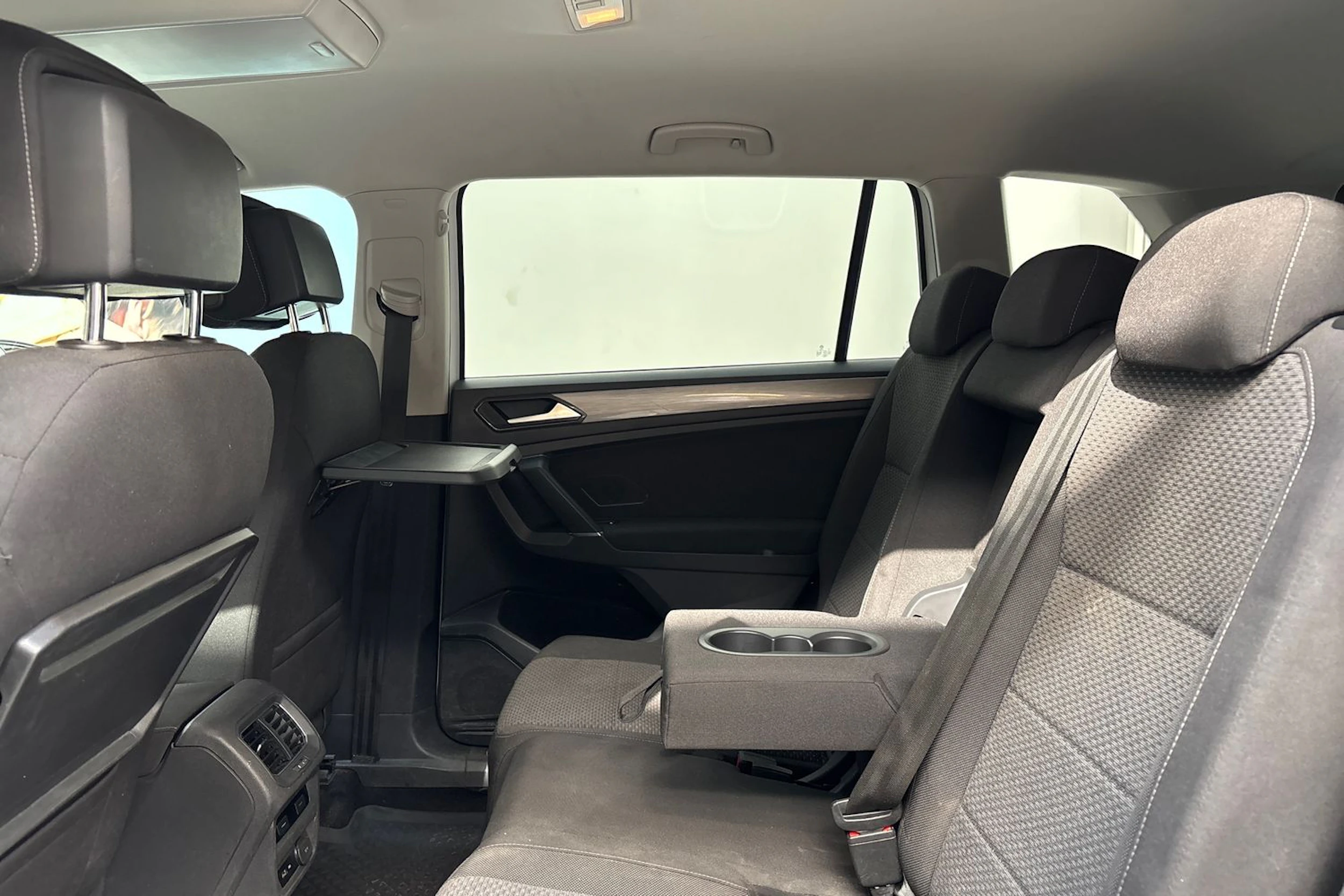 valkoinen Volkswagen Tiguan Allspace 2018 kuva 19.