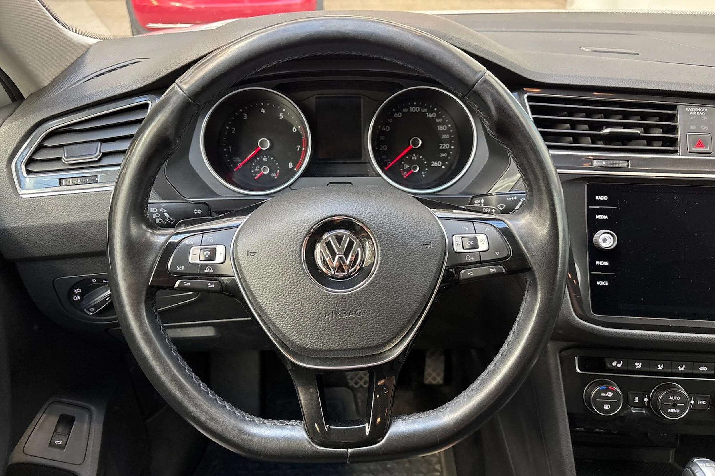 valkoinen Volkswagen Tiguan Allspace 2018 kuva 23.