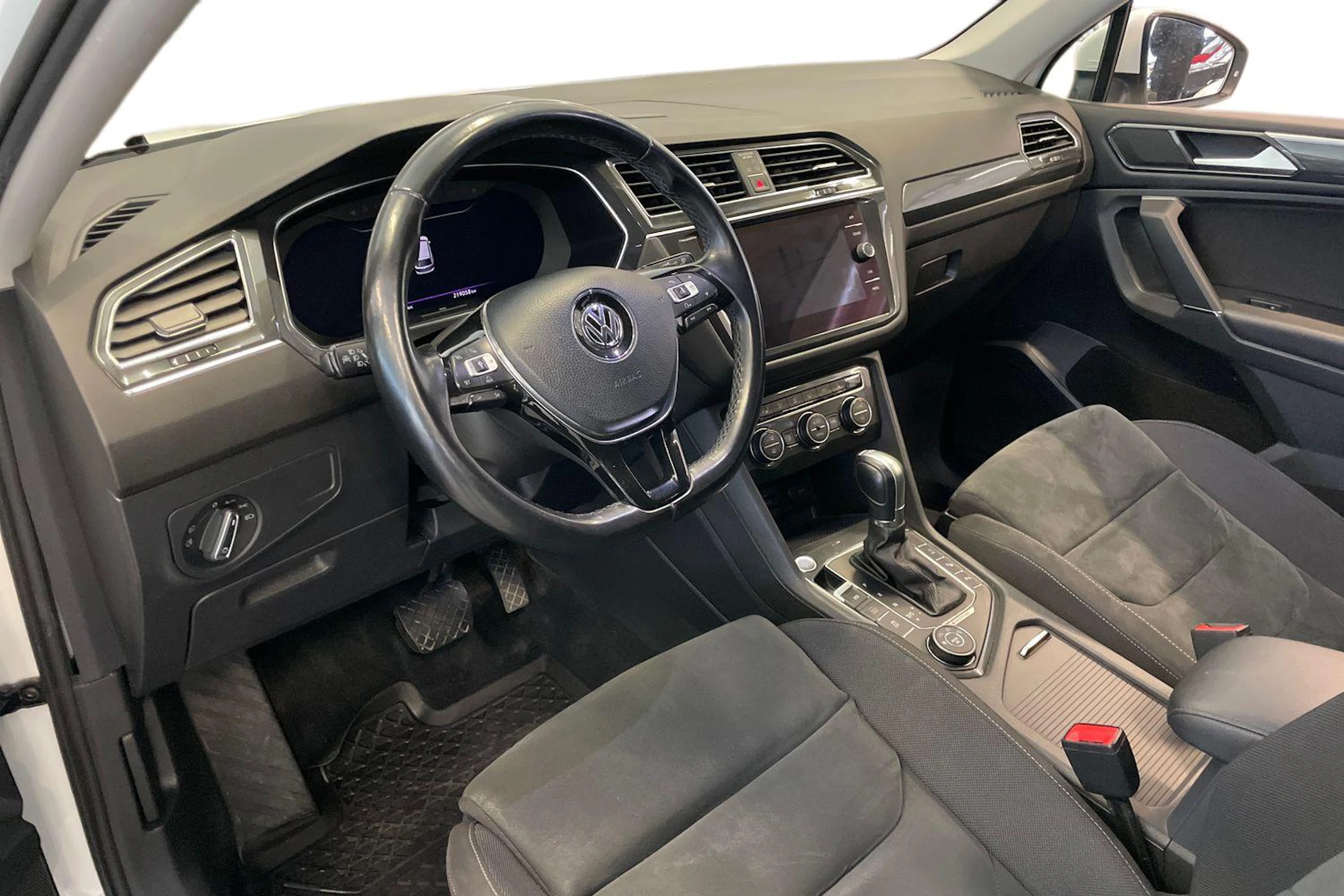 Valkoinen Volkswagen Tiguan Allspace 2018 kuva 8.