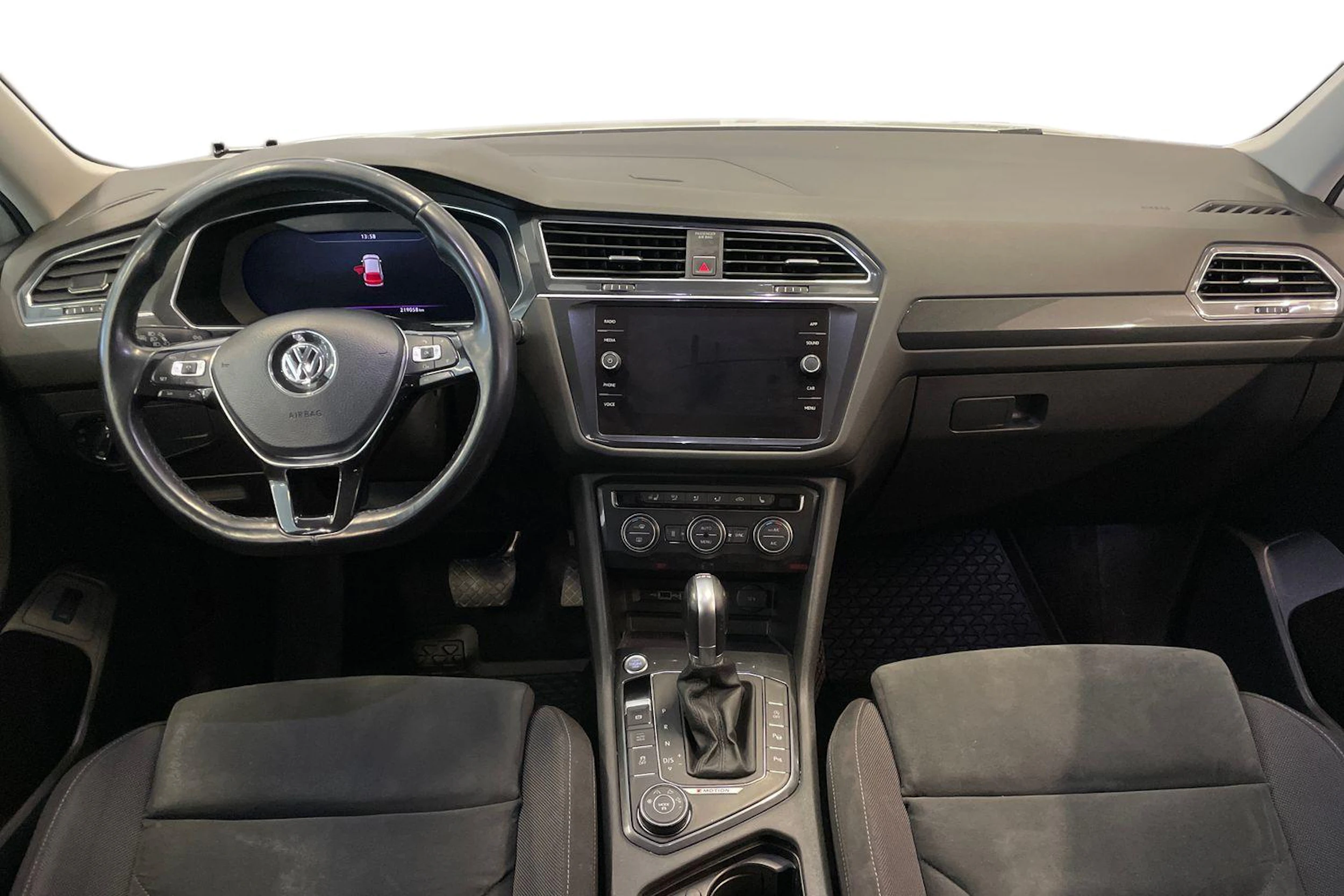 Valkoinen Volkswagen Tiguan Allspace 2018 kuva 9.