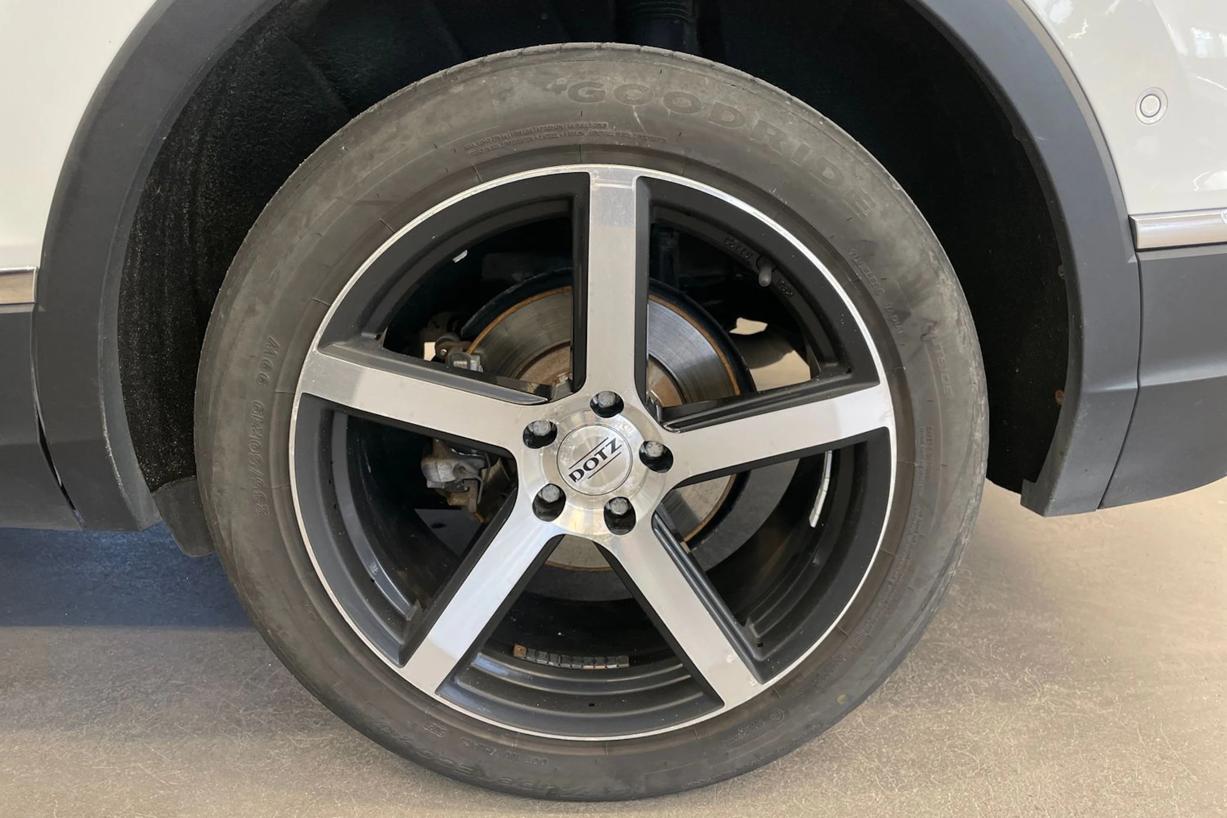 Valkoinen Volkswagen Tiguan Allspace 2018 kuva 13.