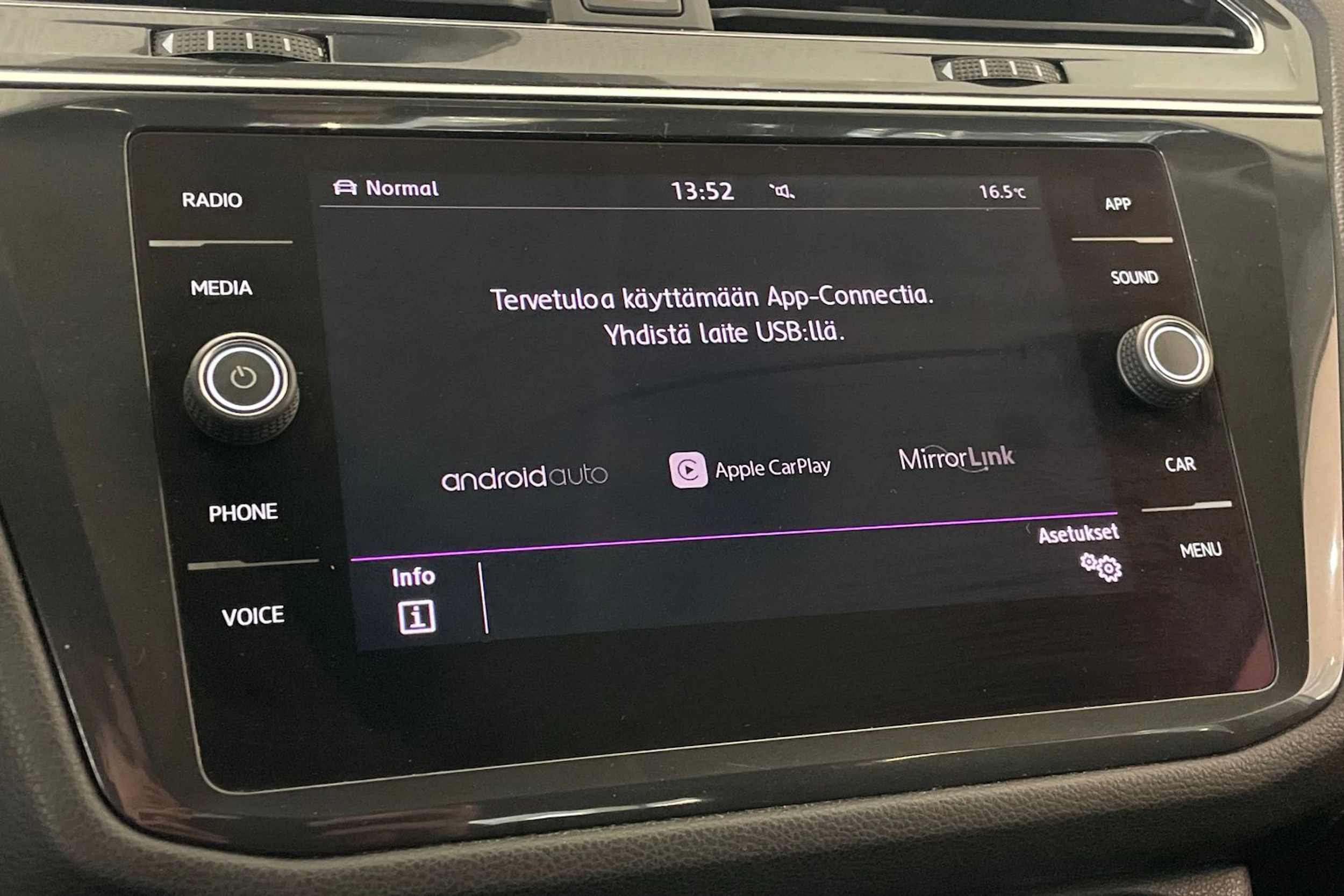 Valkoinen Volkswagen Tiguan Allspace 2018 kuva 17.