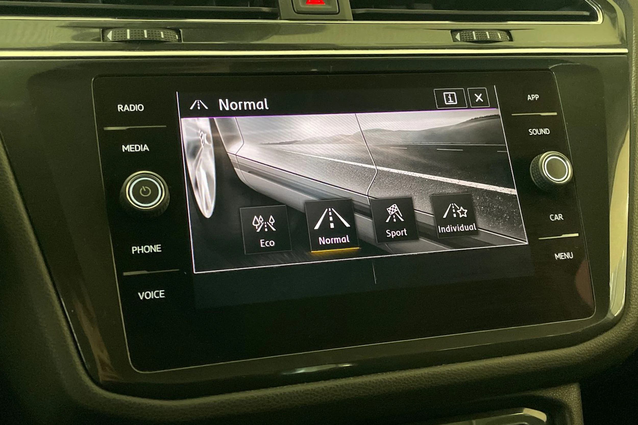 Valkoinen Volkswagen Tiguan Allspace 2018 kuva 23.