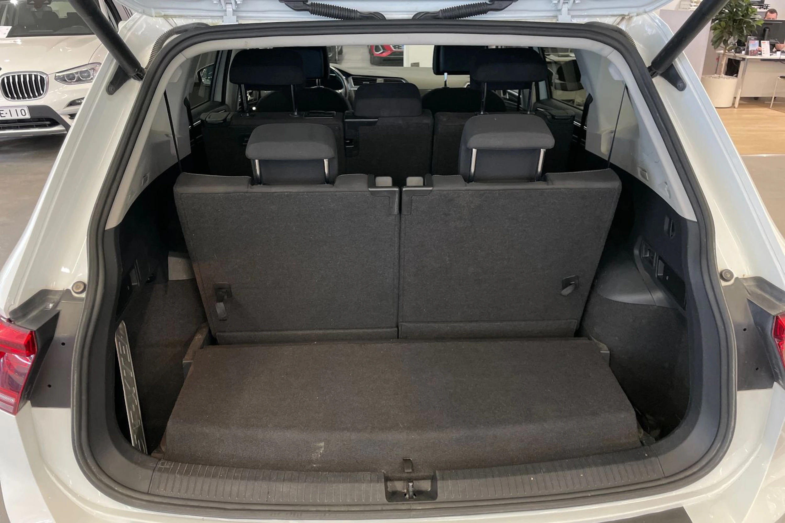 Valkoinen Volkswagen Tiguan Allspace 2018 kuva 26.