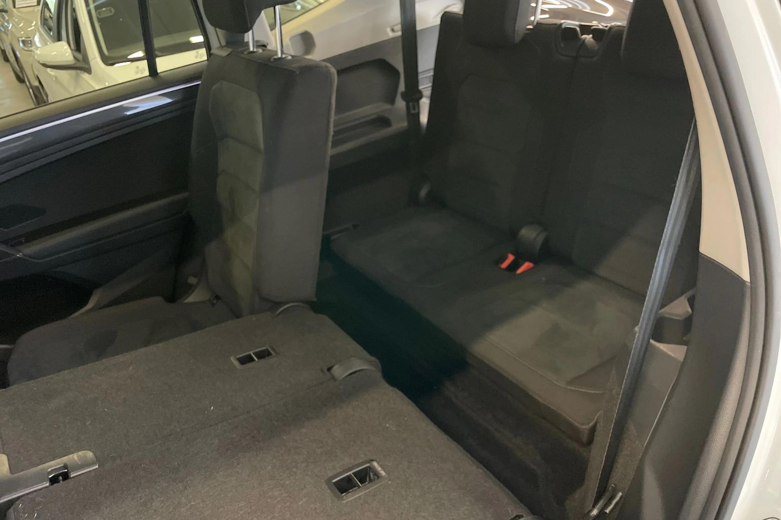 Valkoinen Volkswagen Tiguan Allspace 2018 kuva 28.