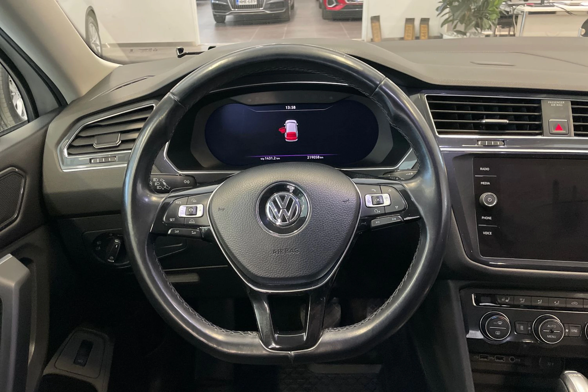 Valkoinen Volkswagen Tiguan Allspace 2018 kuva 29.