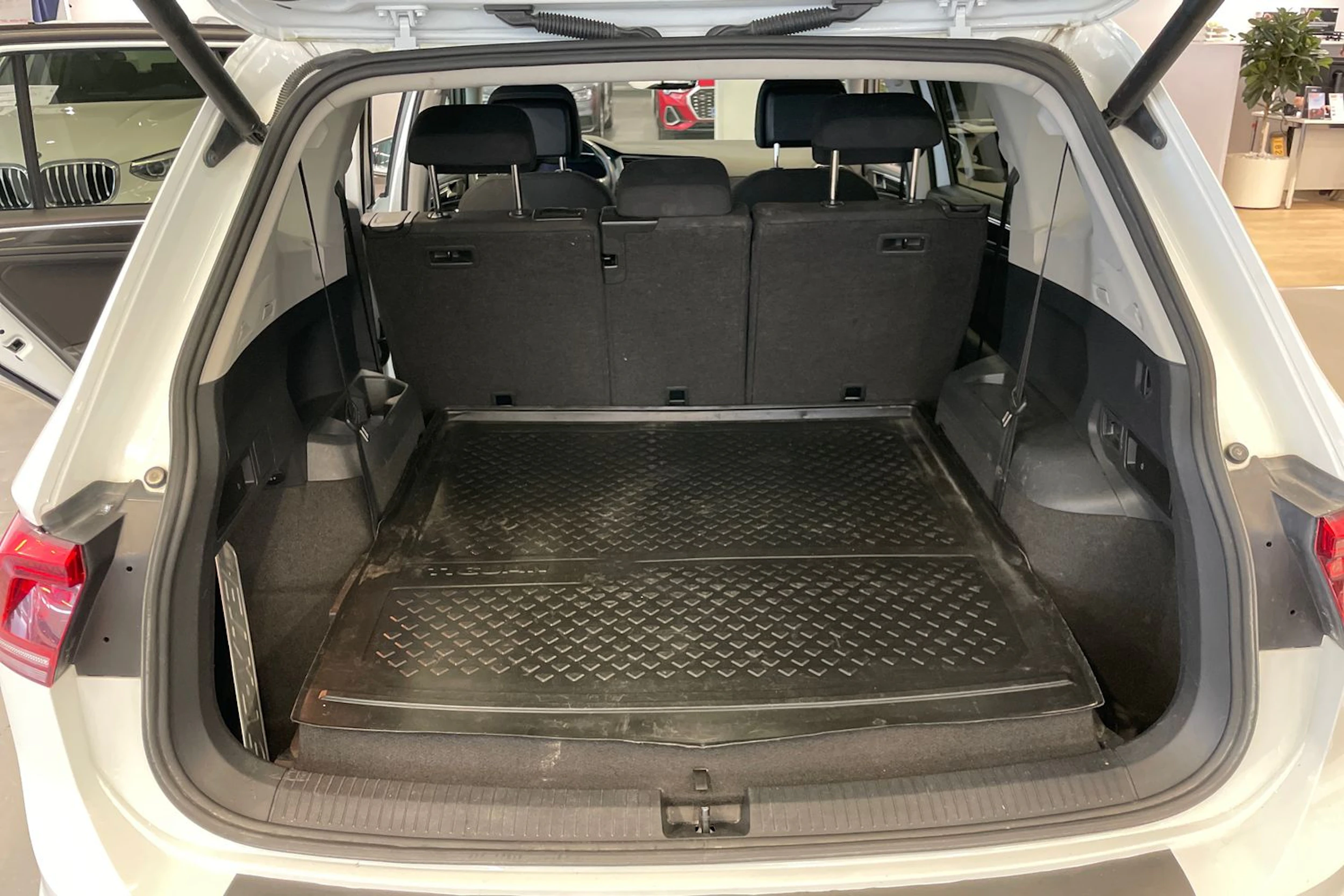 Valkoinen Volkswagen Tiguan Allspace 2018 kuva 30.