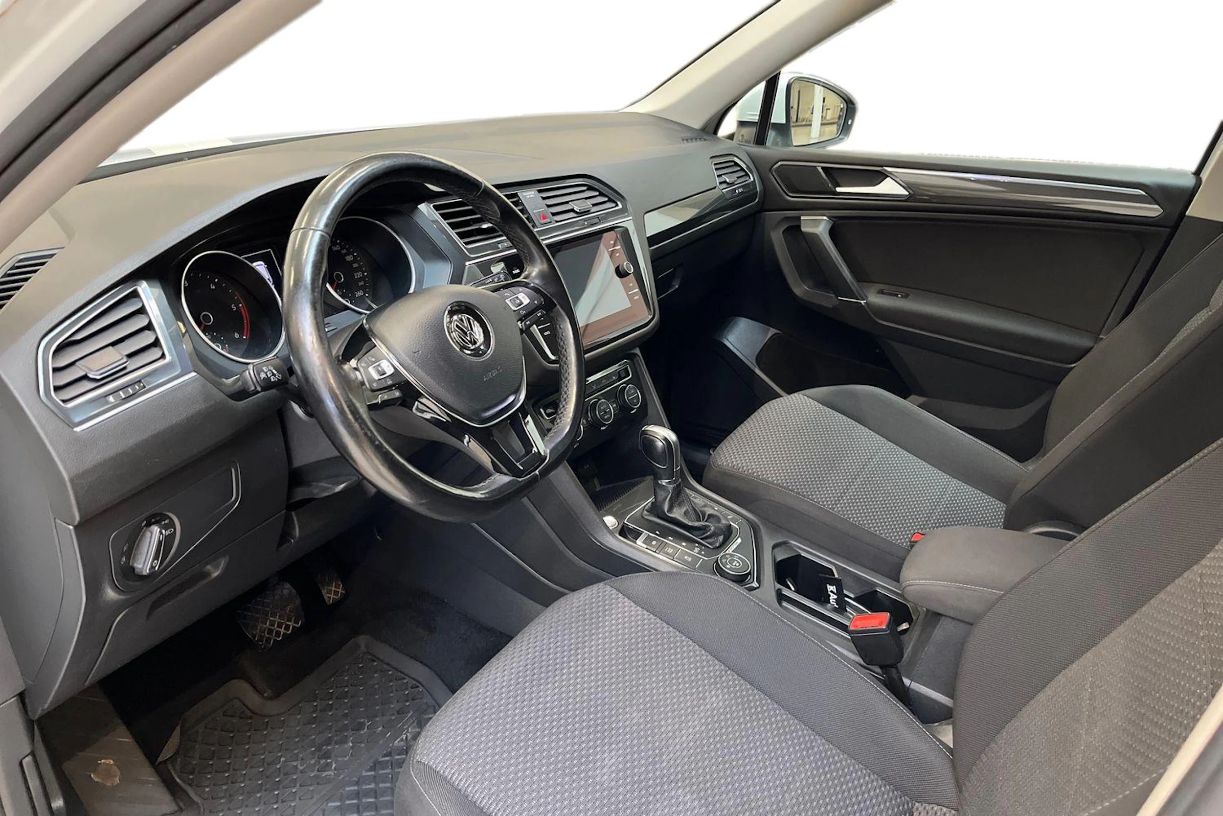 valkoinen Volkswagen Tiguan Allspace 2018 kuva 6.