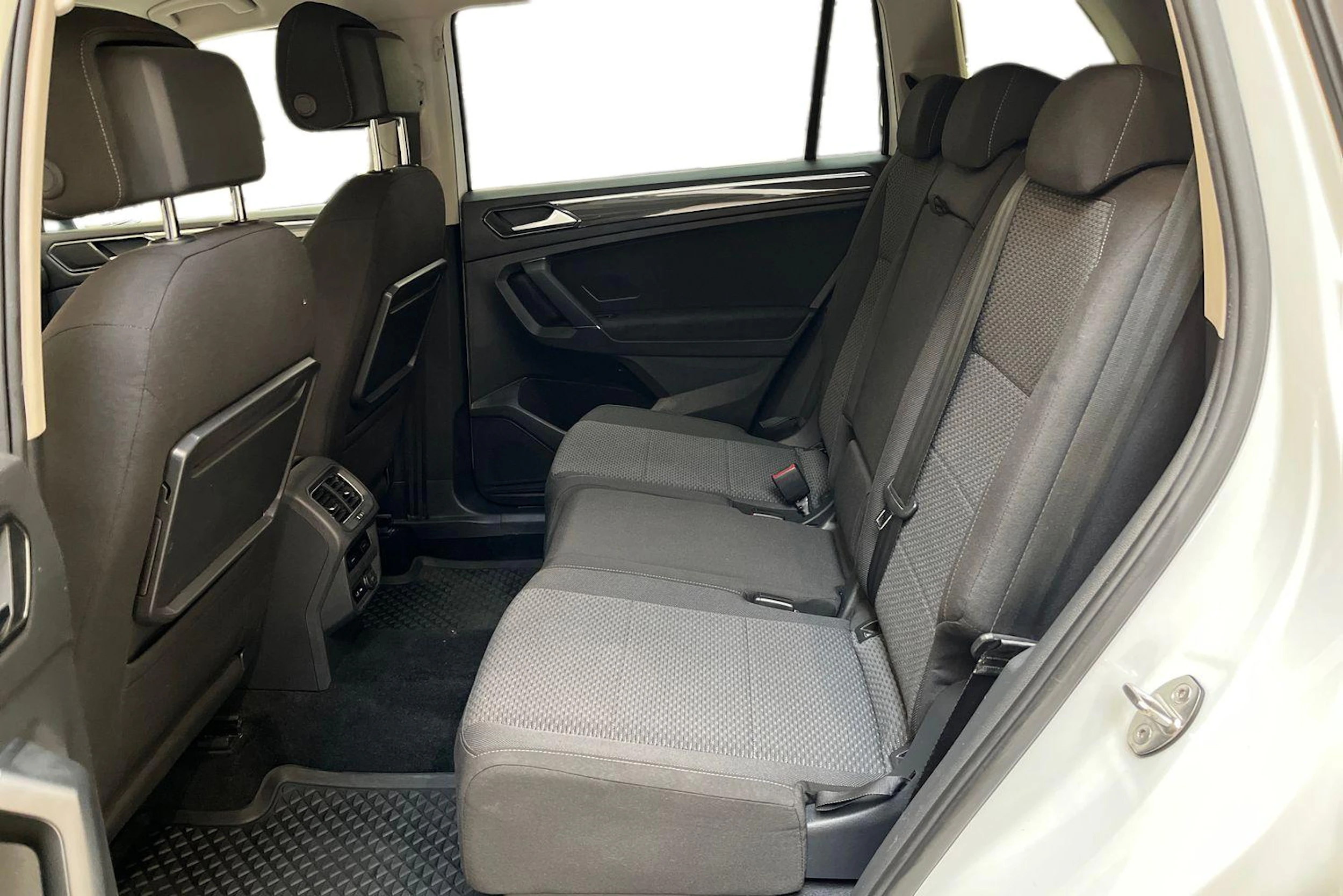 valkoinen Volkswagen Tiguan Allspace 2018 kuva 8.