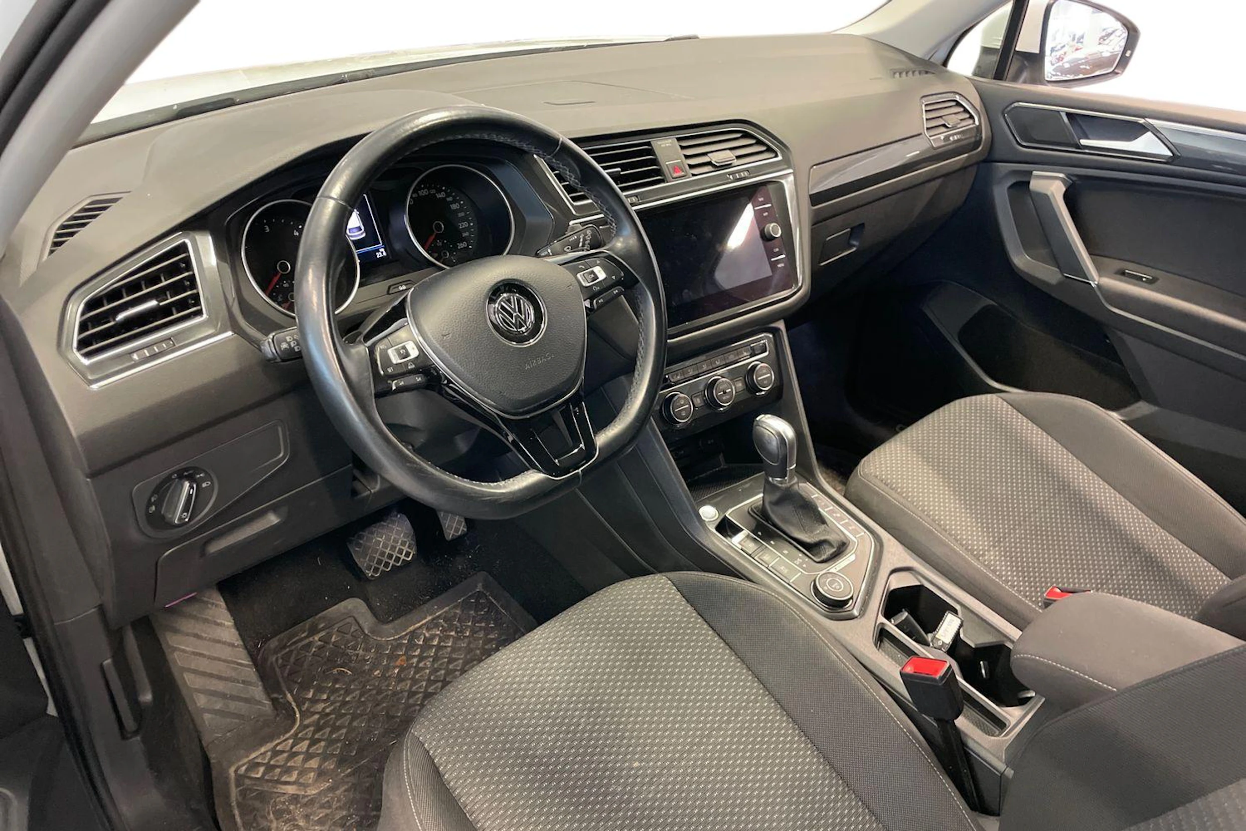 Valkoinen Volkswagen Tiguan Allspace 2018 kuva 3.