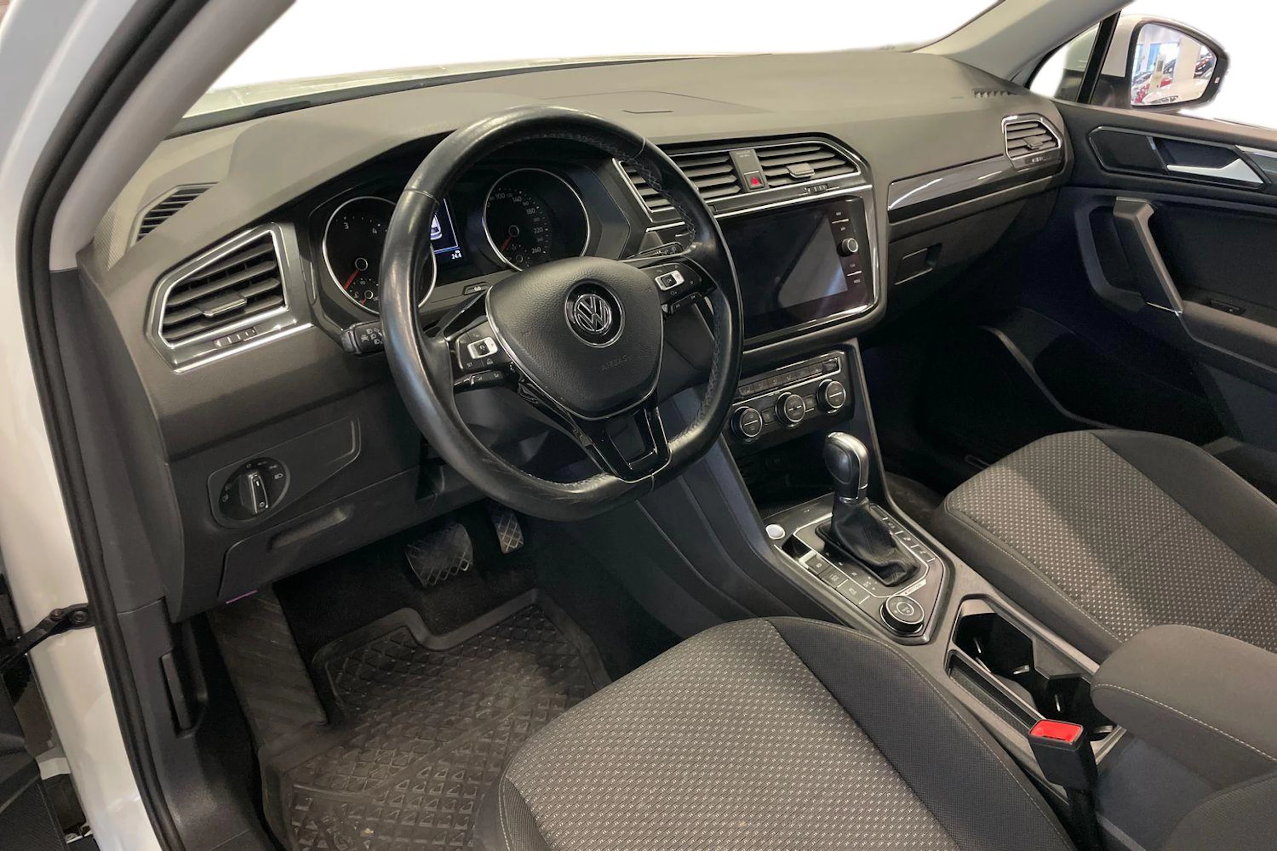 Valkoinen Volkswagen Tiguan Allspace 2018 kuva 6.