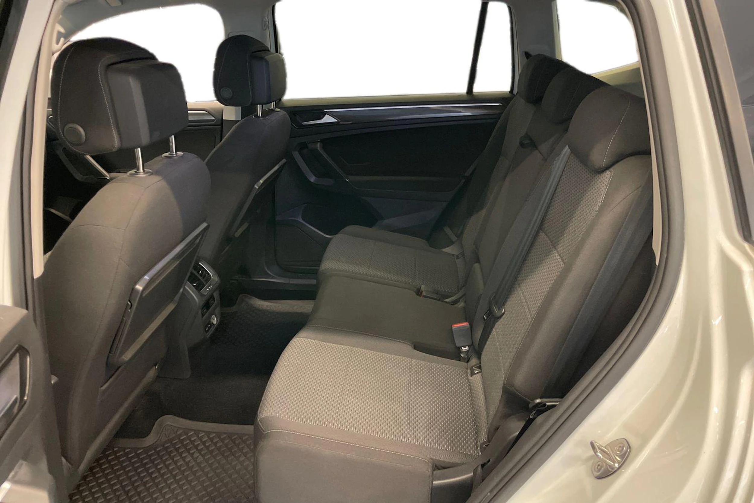 Valkoinen Volkswagen Tiguan Allspace 2018 kuva 8.