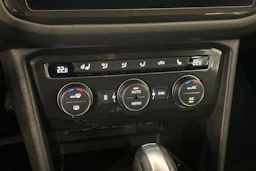Valkoinen Volkswagen Tiguan Allspace 2018 kuva 14.